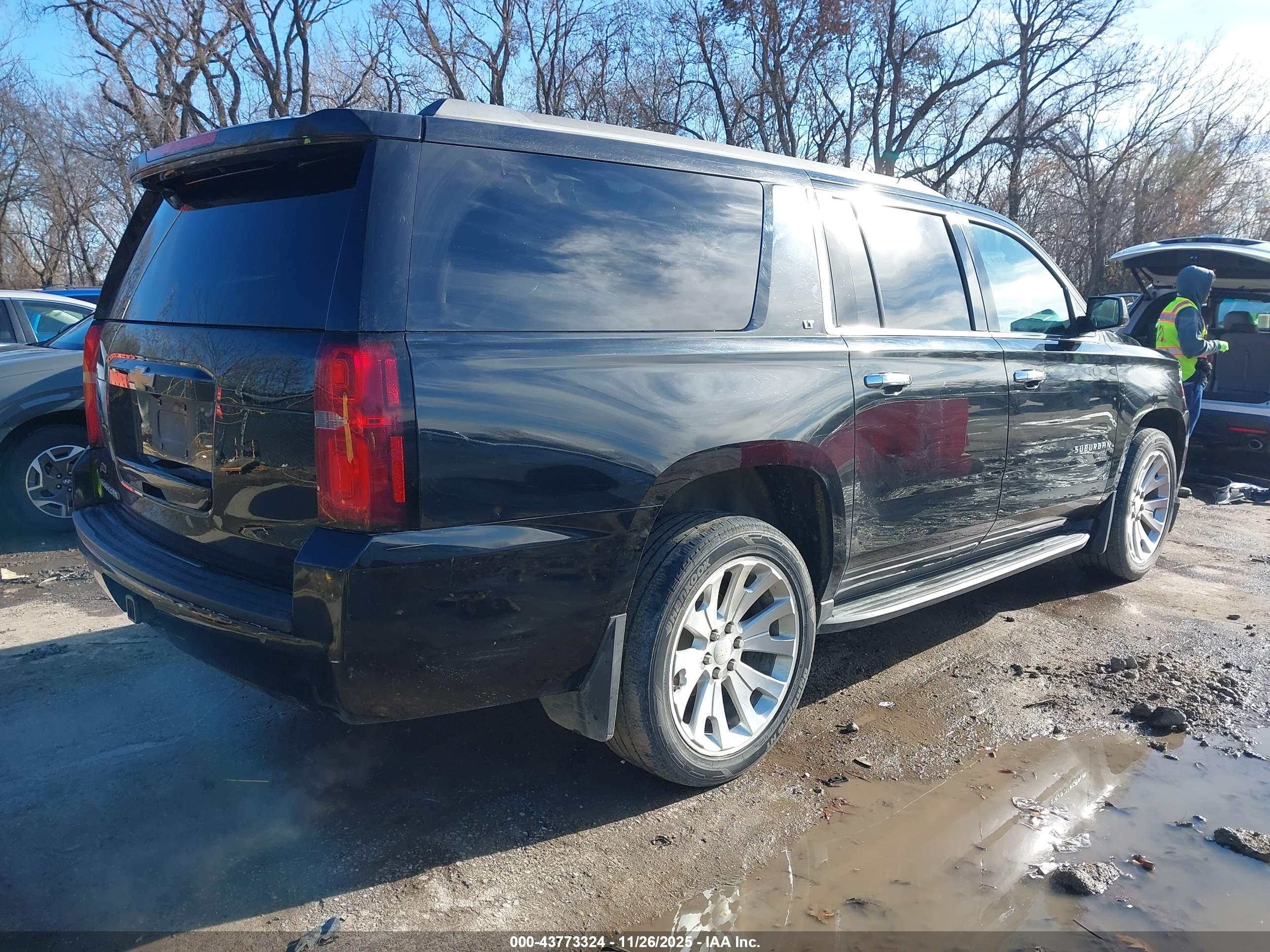 CHEVROLET SUBURBAN image 4
