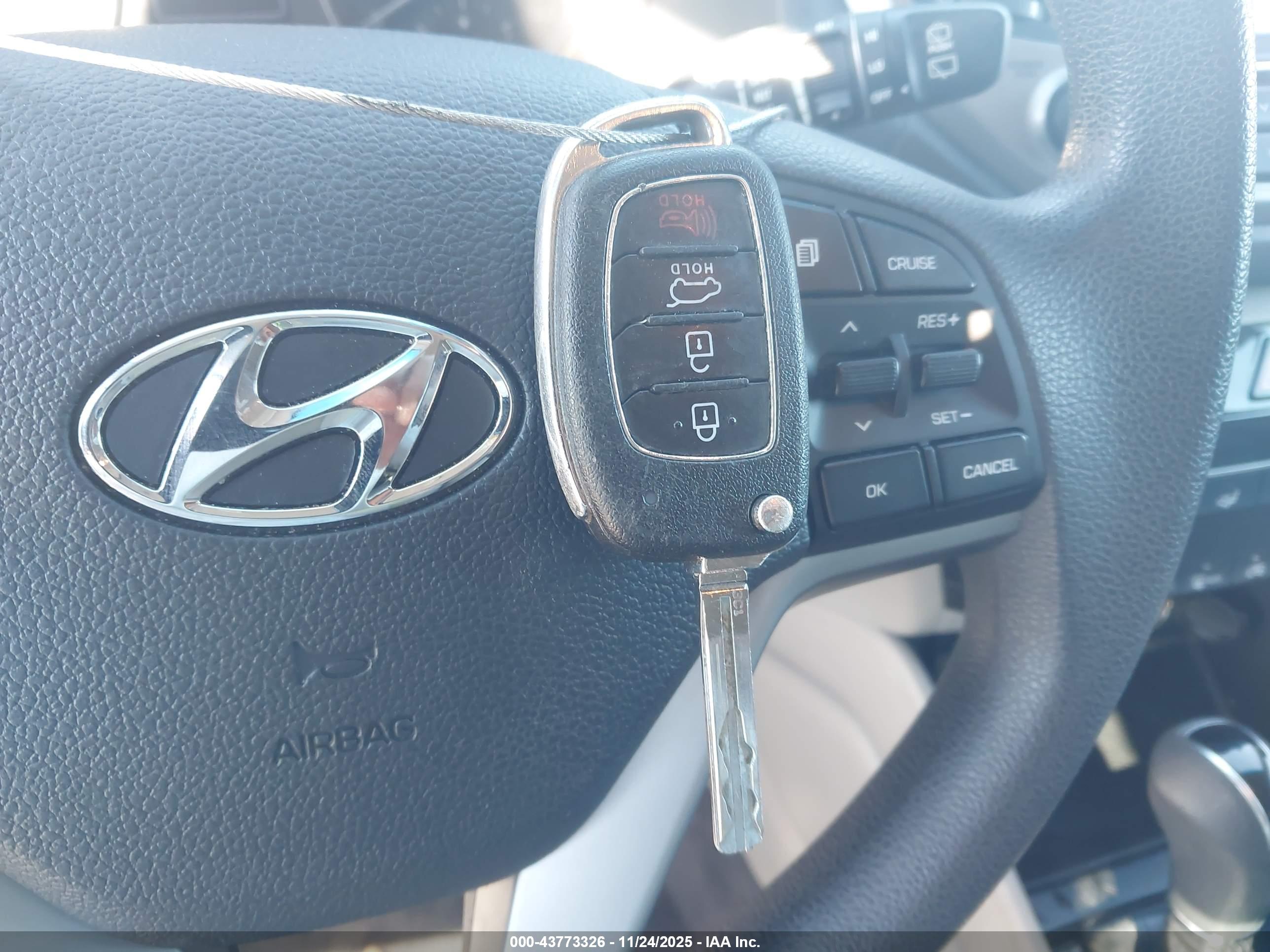 HYUNDAI TUCSON image 11