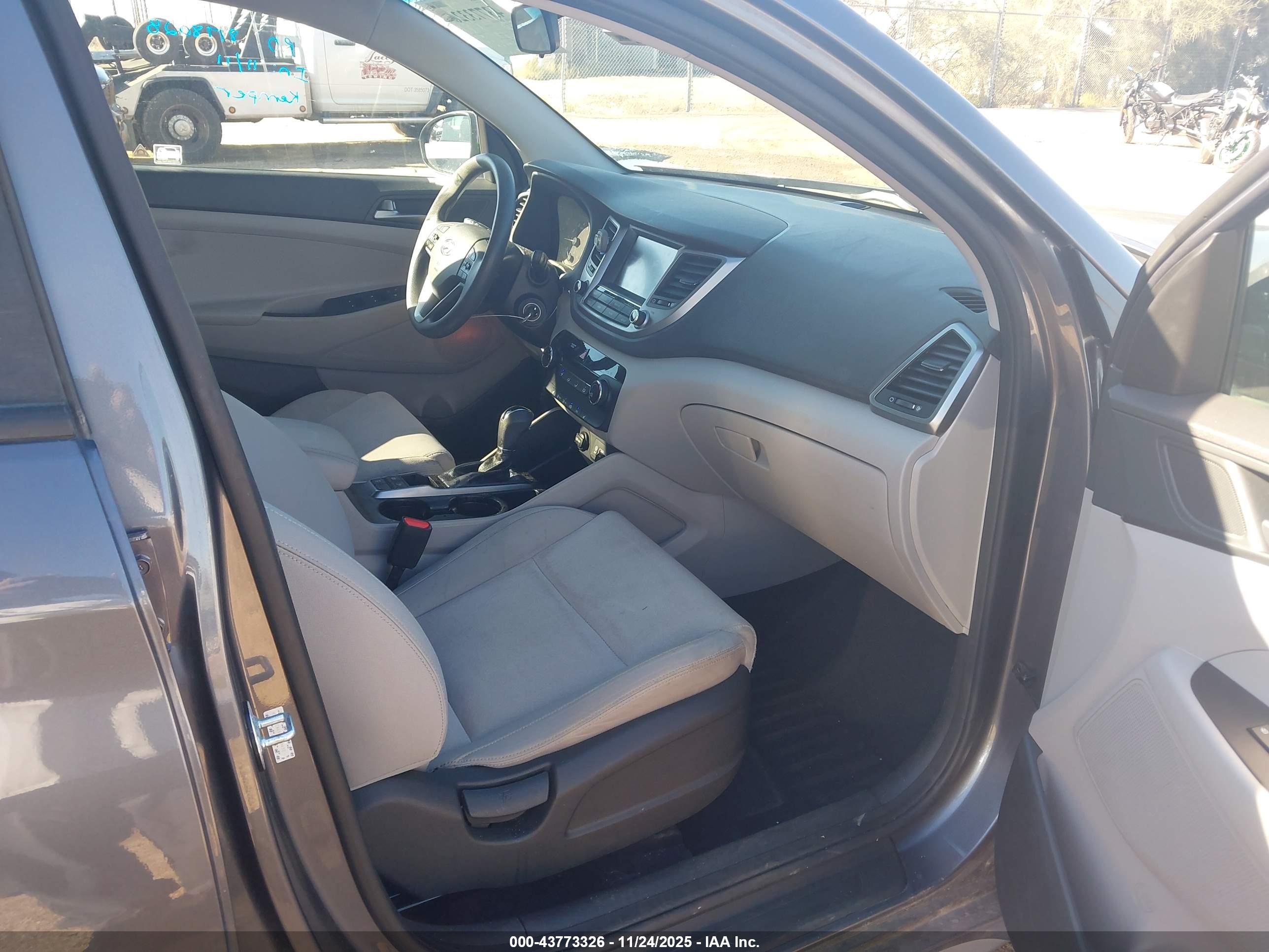 HYUNDAI TUCSON image 5