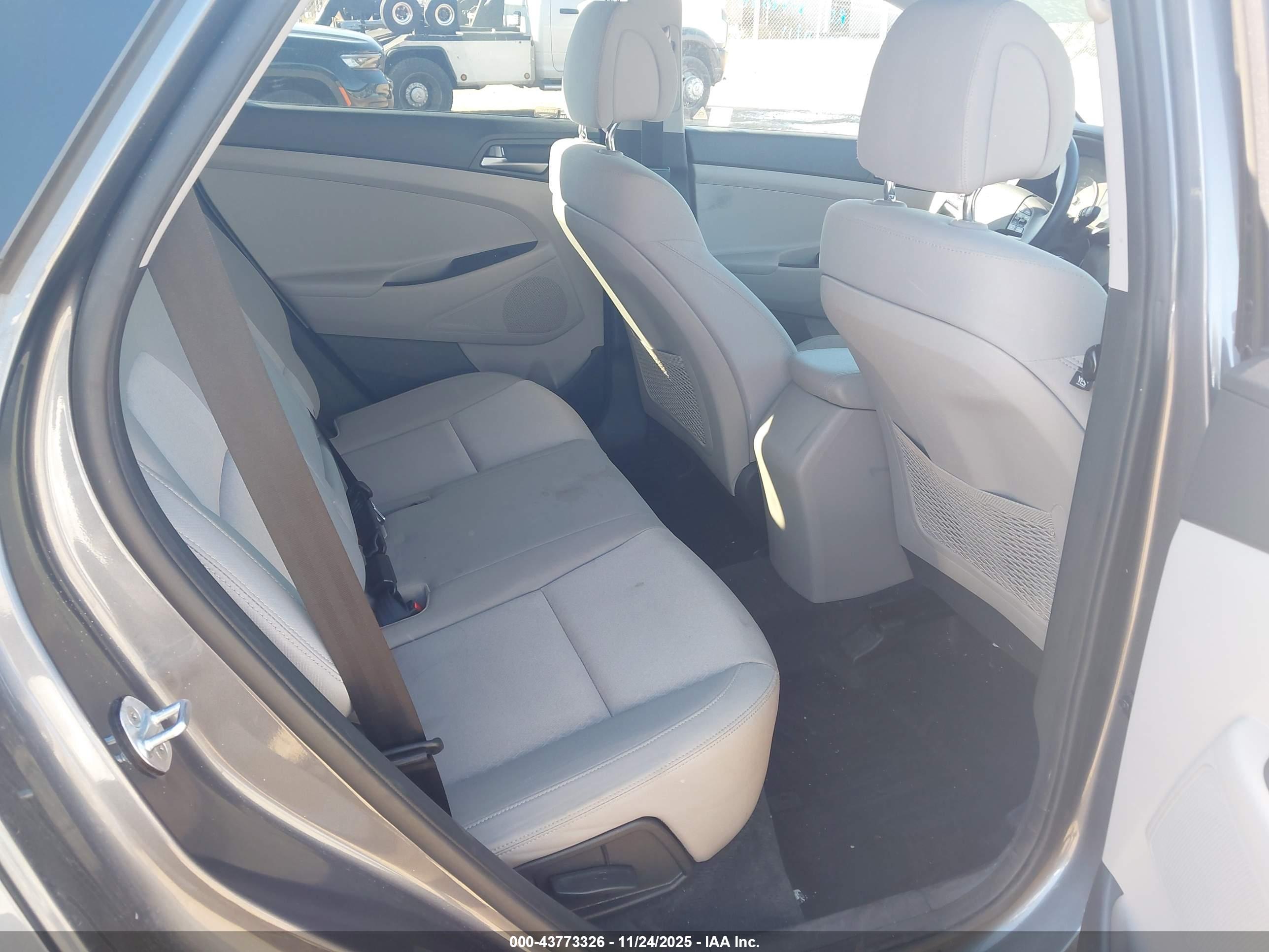 HYUNDAI TUCSON image 8