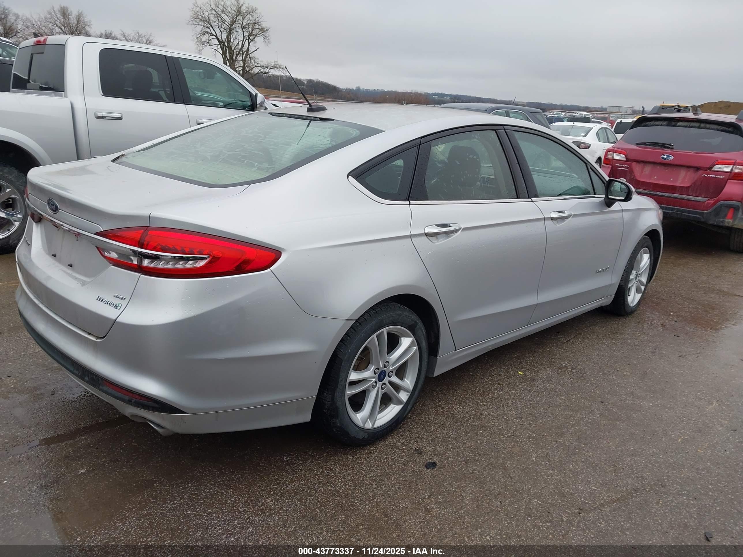 FORD FUSION image 4
