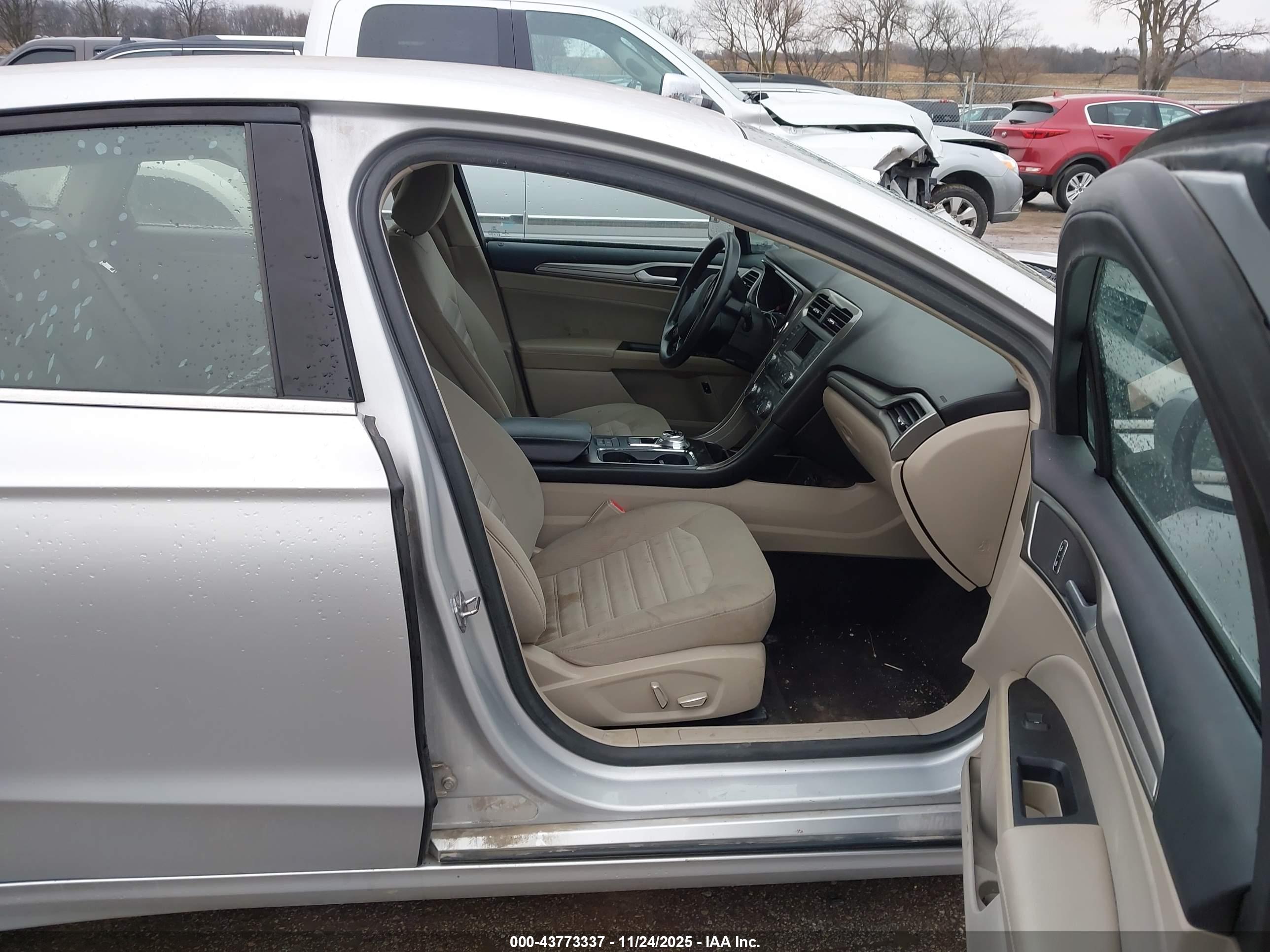 FORD FUSION image 5