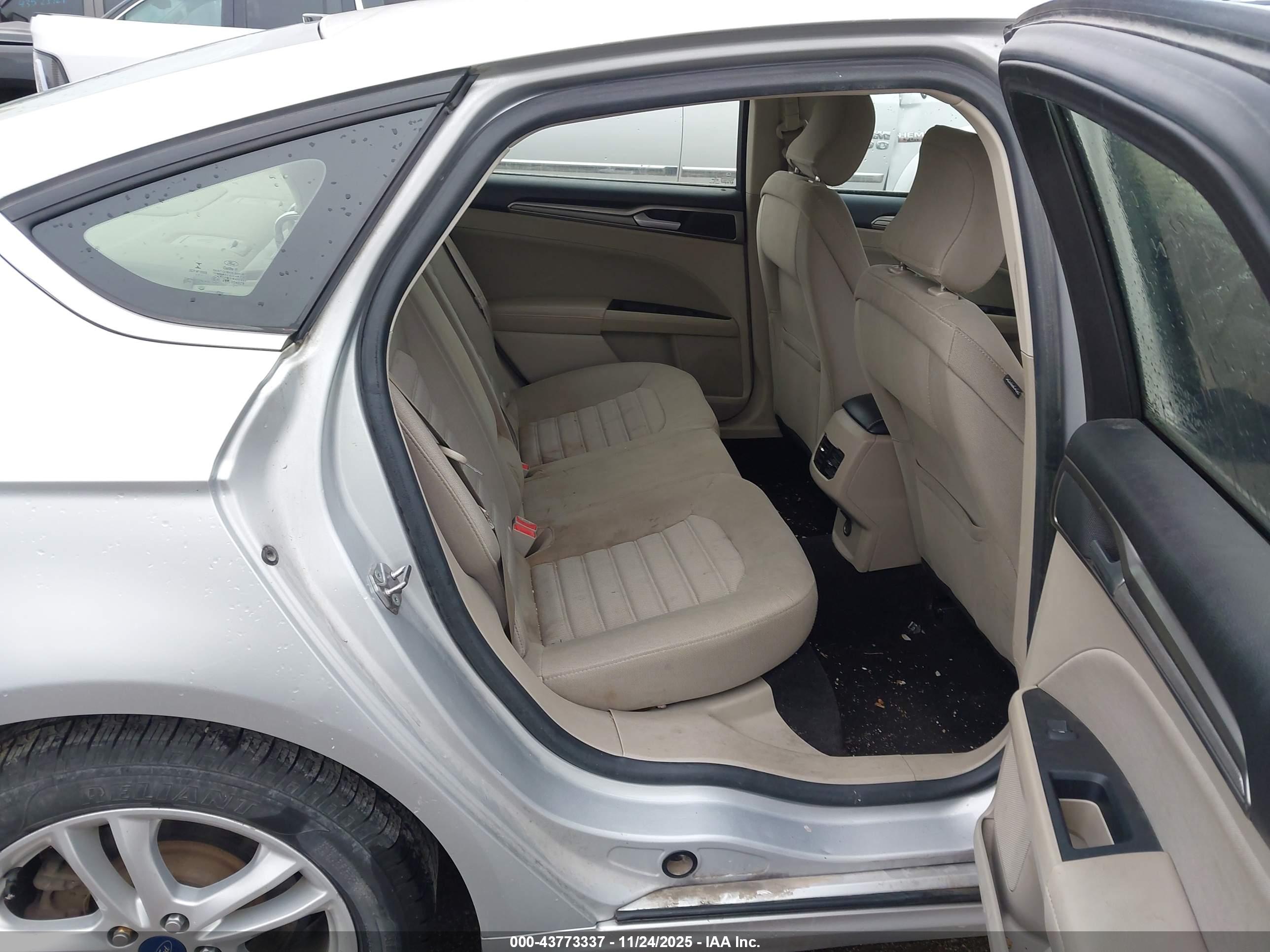 FORD FUSION image 8