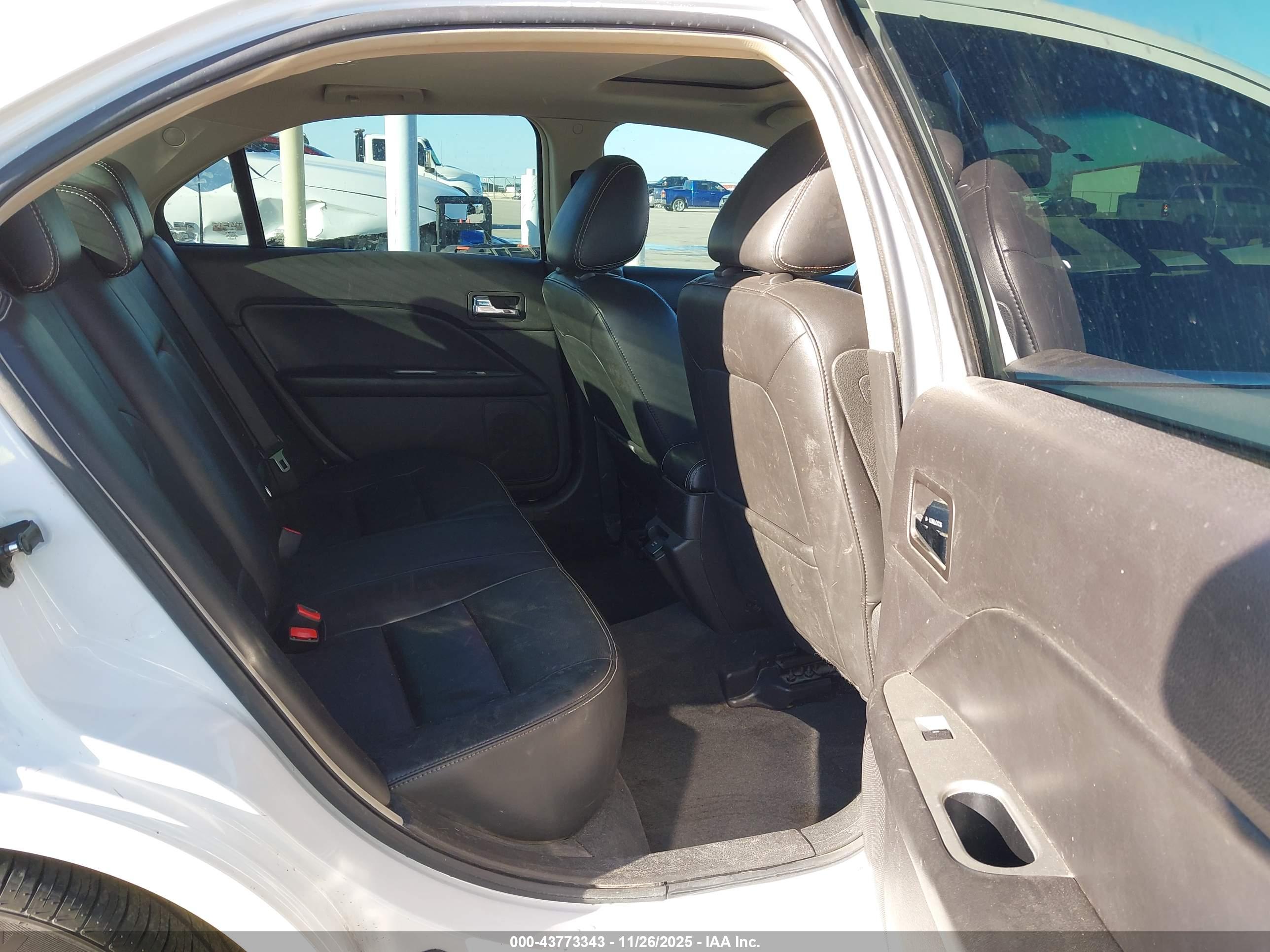 FORD FUSION image 8