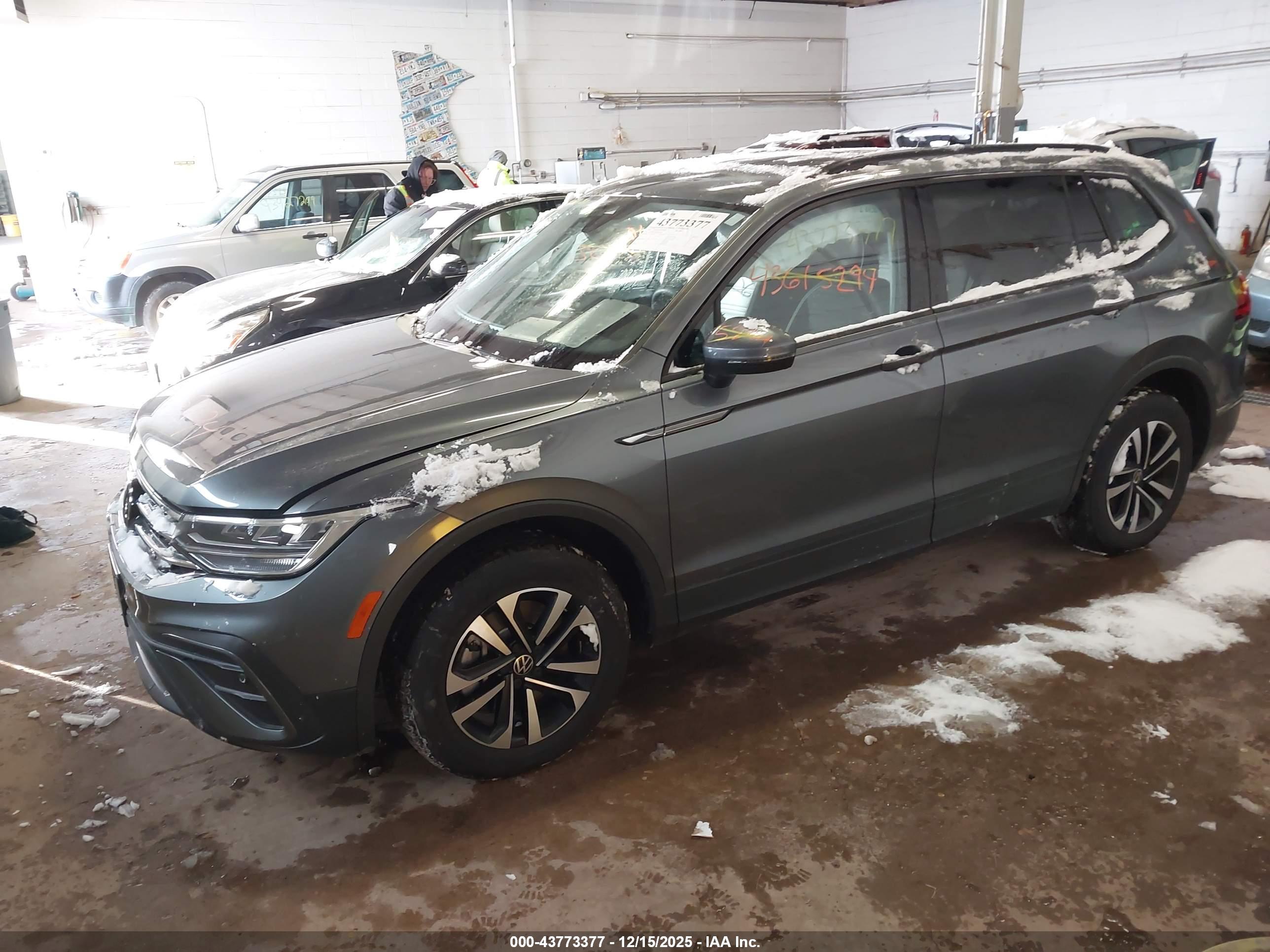 VOLKSWAGEN TIGUAN image 2