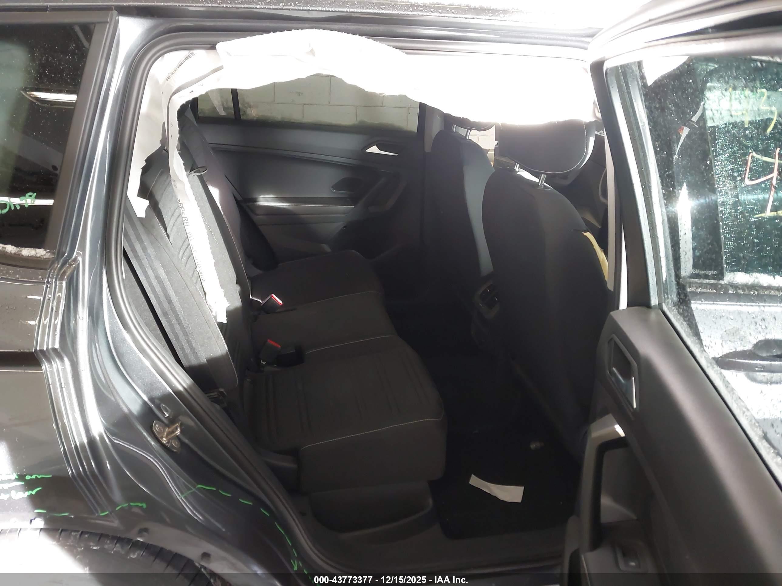 VOLKSWAGEN TIGUAN image 8