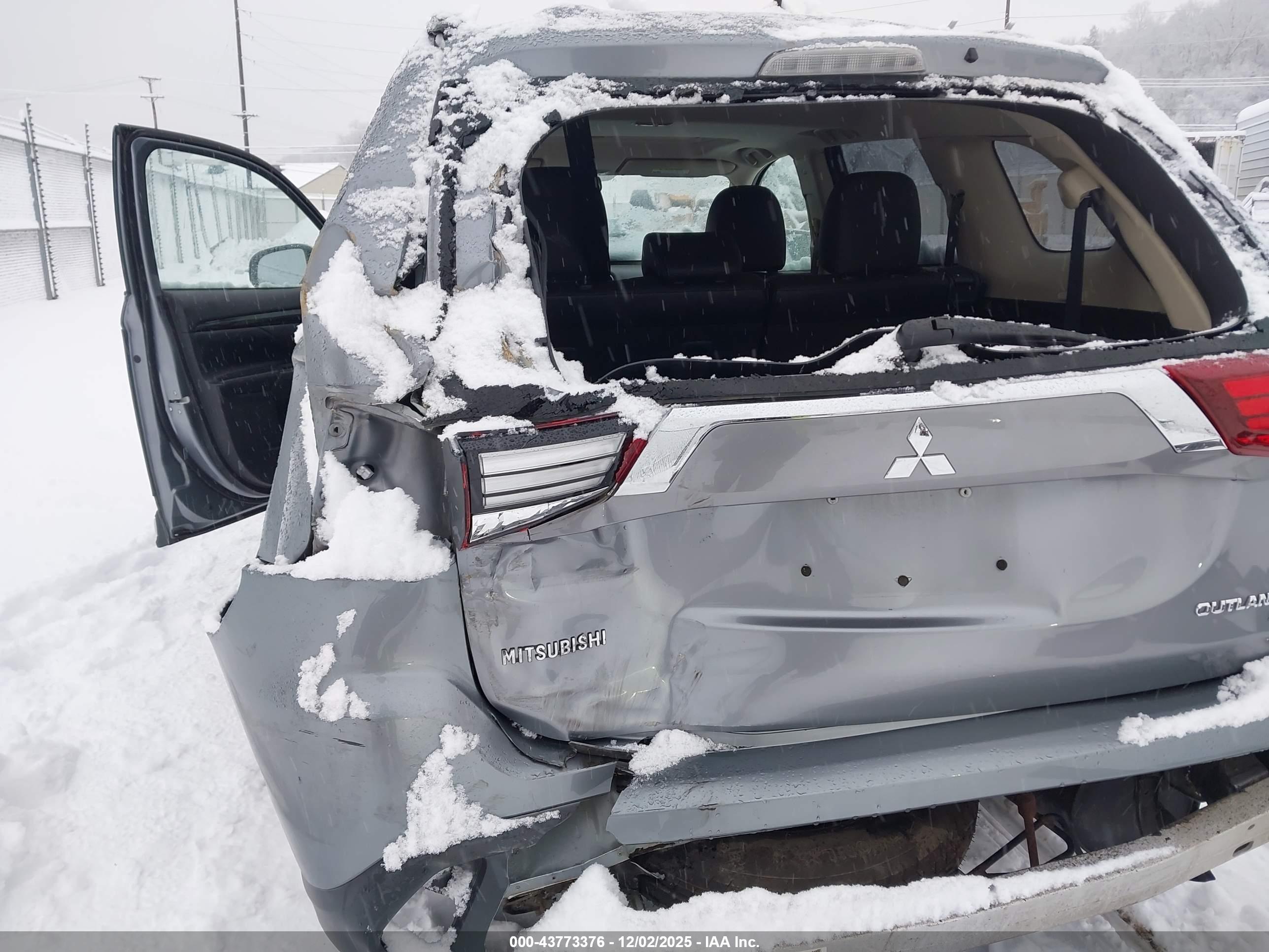 MITSUBISHI OUTLANDER image 6