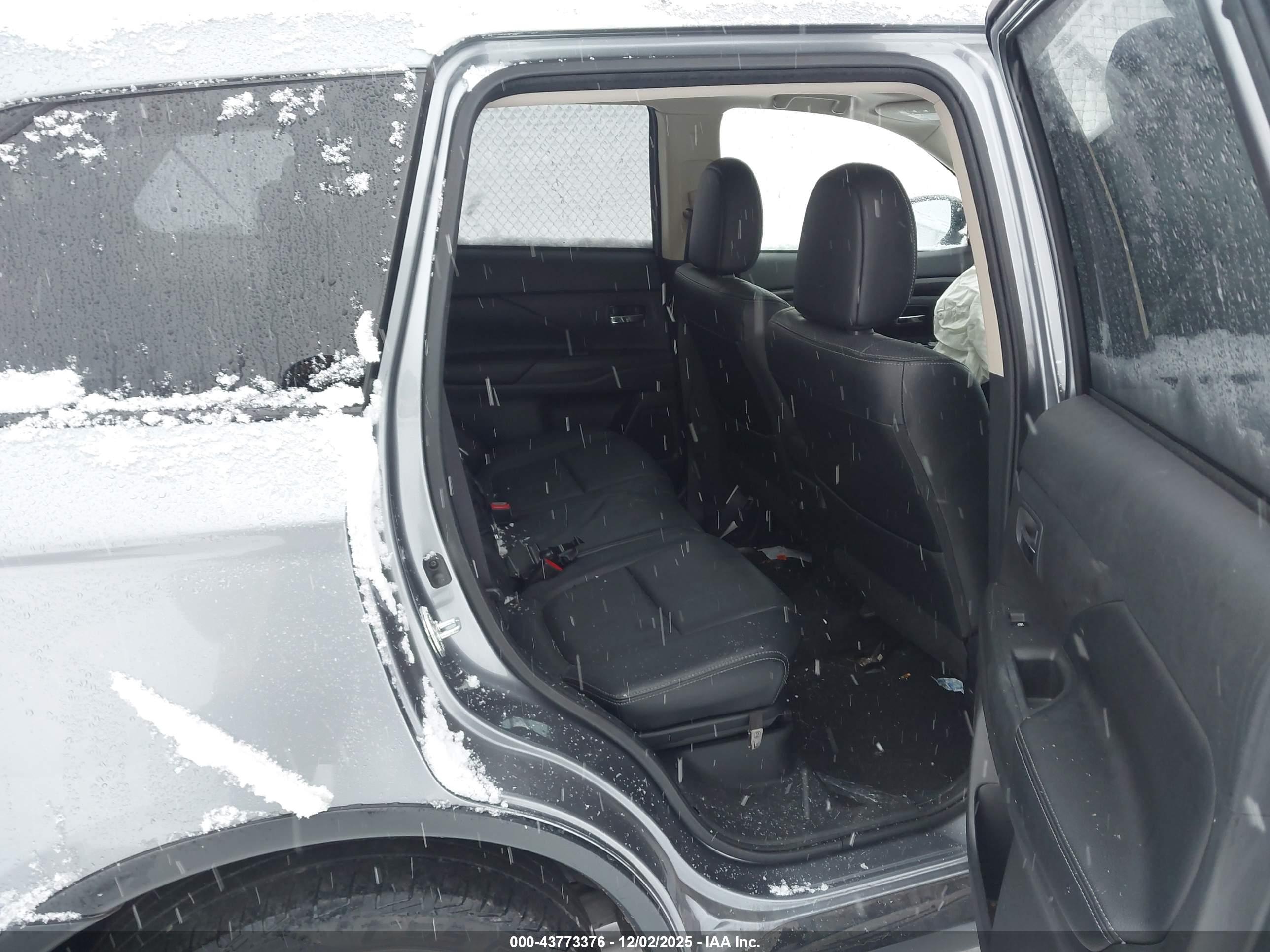 MITSUBISHI OUTLANDER image 8