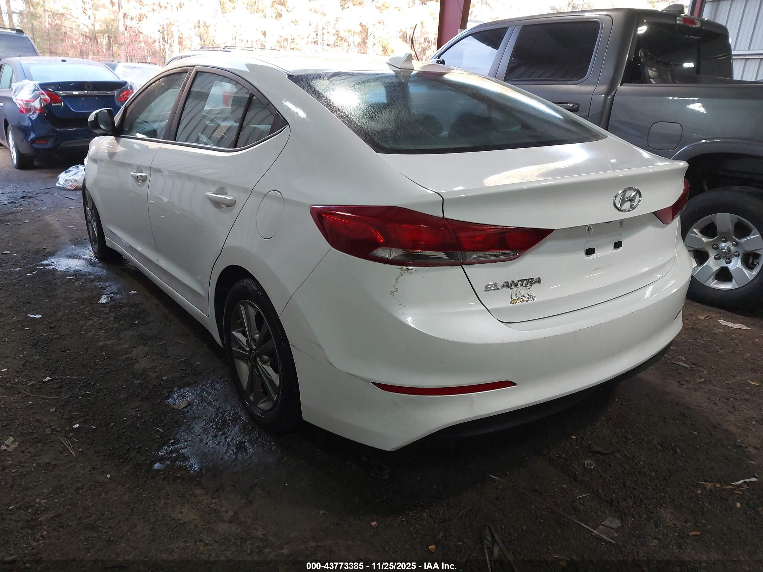 HYUNDAI ELANTRA image 3