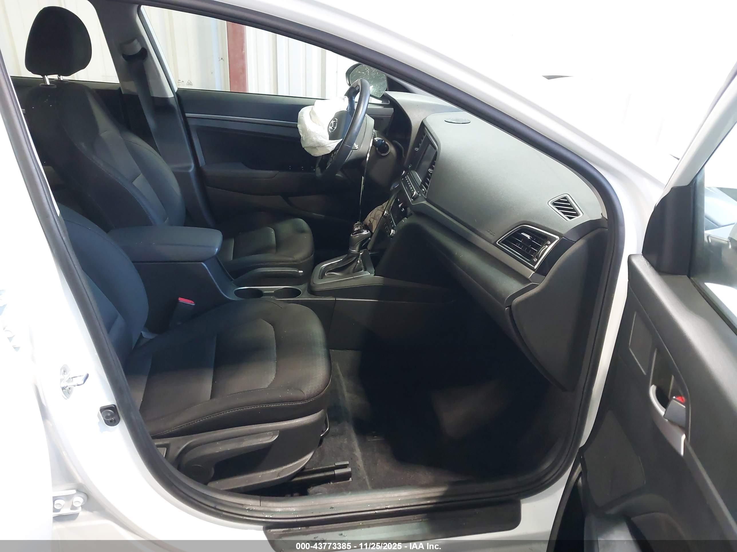 HYUNDAI ELANTRA image 5