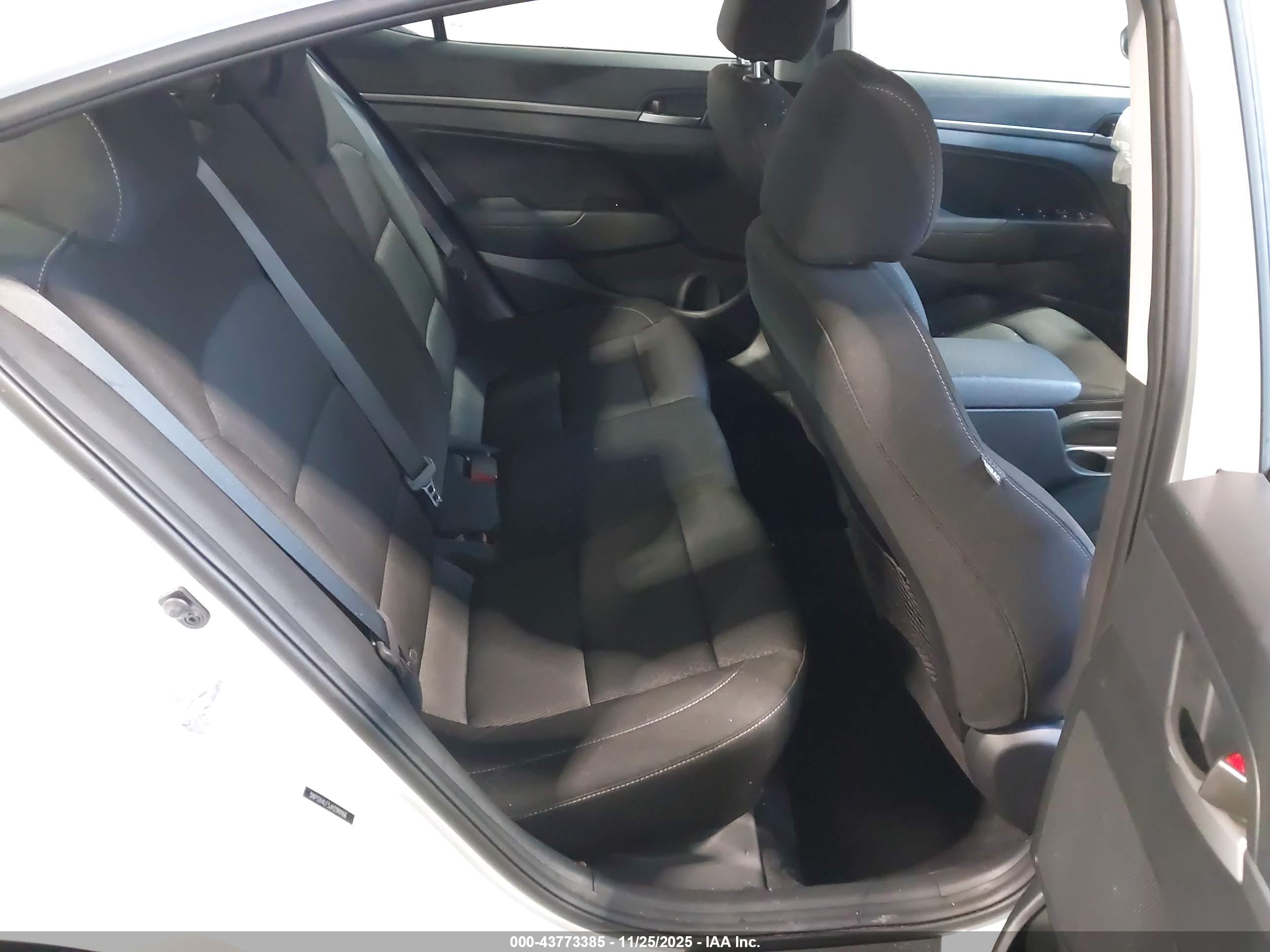 HYUNDAI ELANTRA image 8