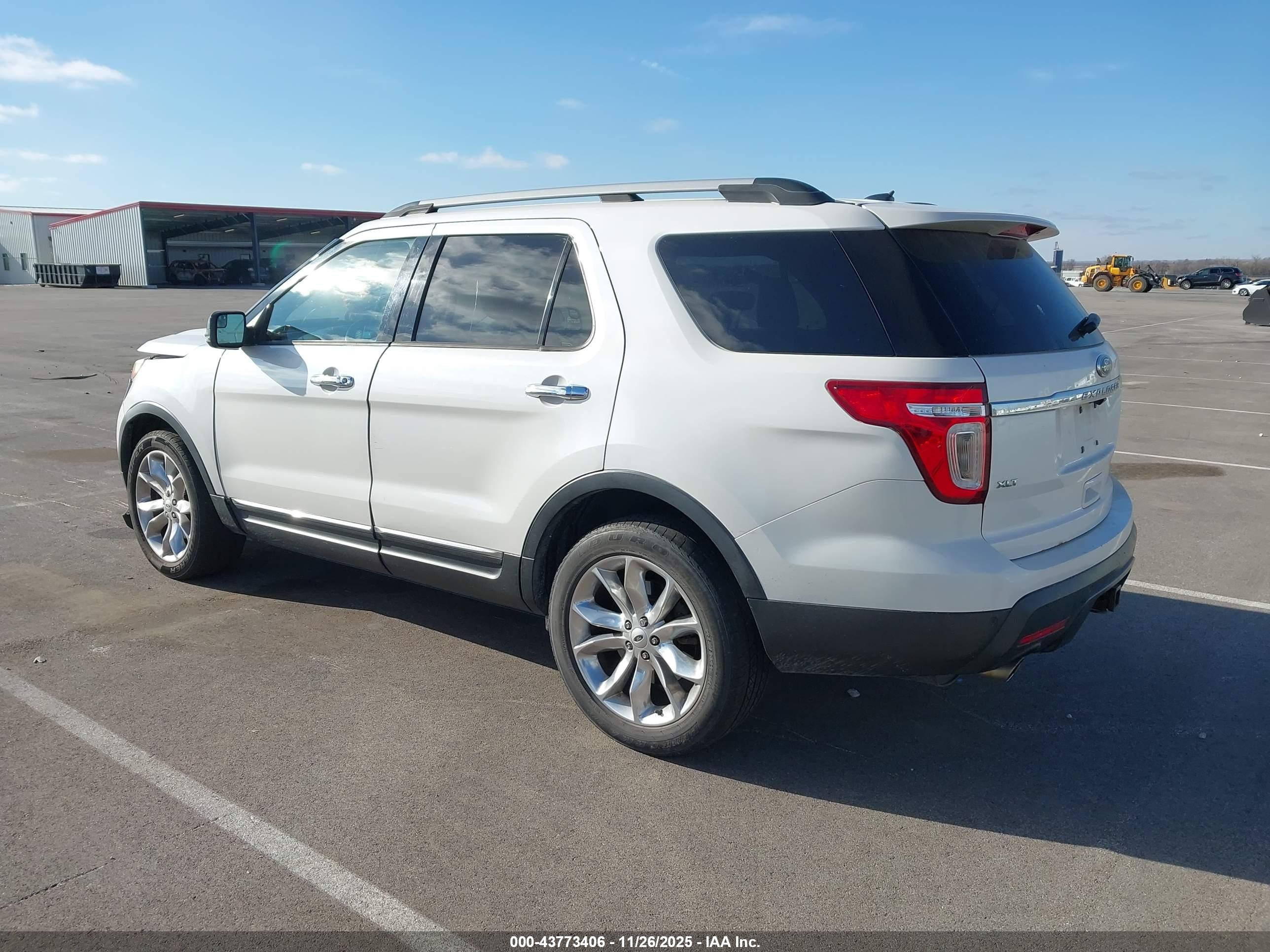 FORD EXPLORER image 3