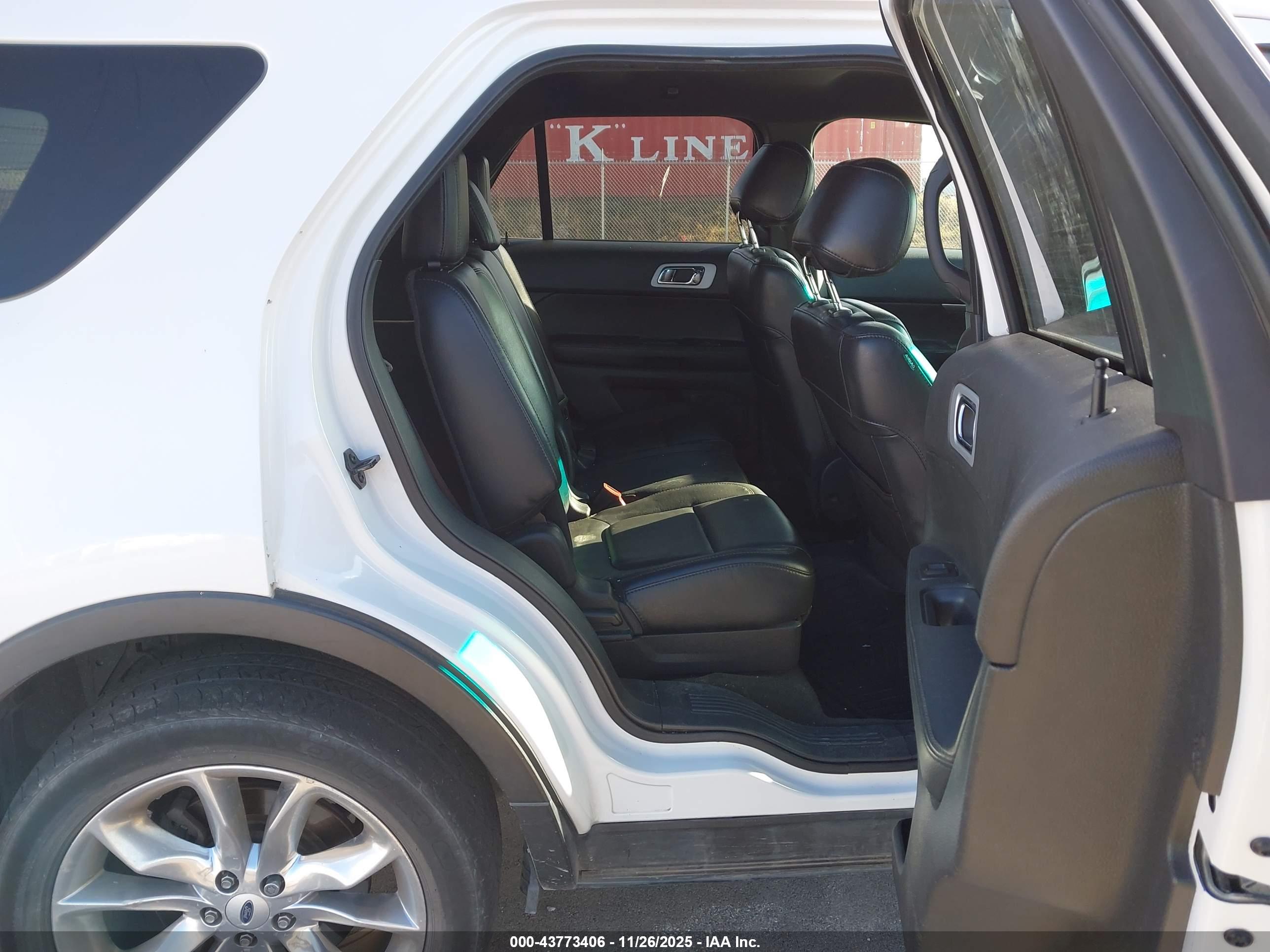 FORD EXPLORER image 8
