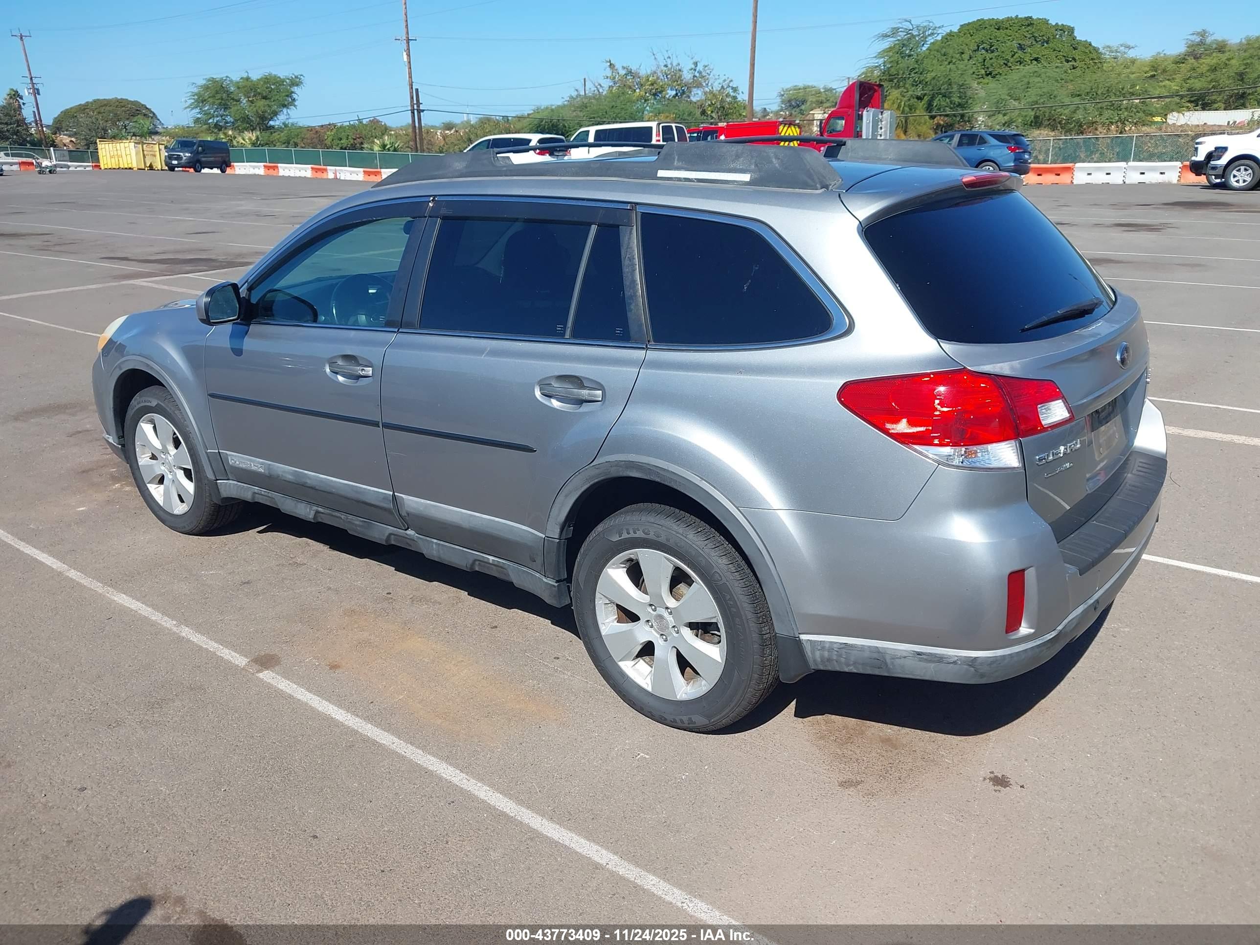 SUBARU OUTBACK image 3