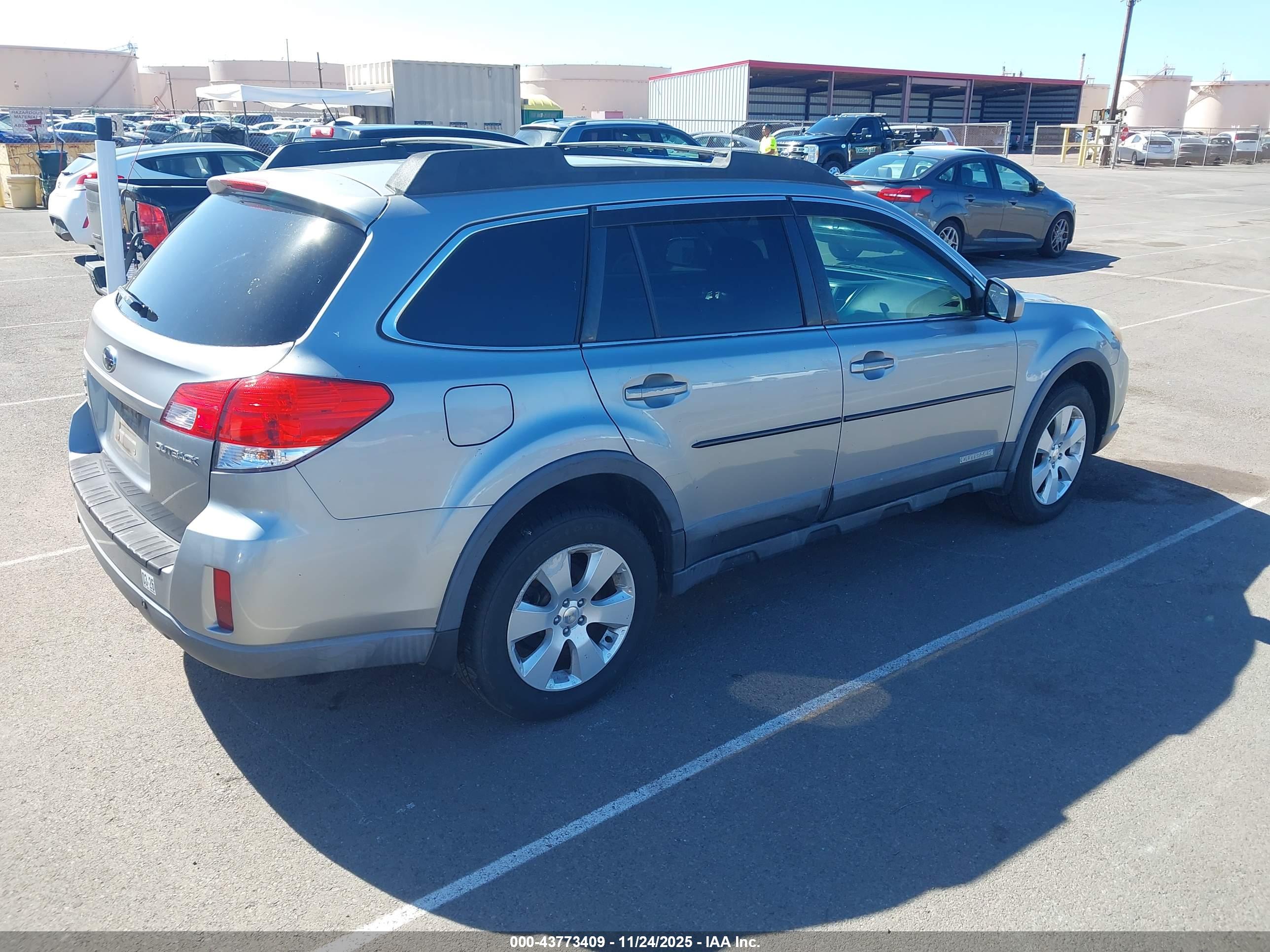 SUBARU OUTBACK image 4
