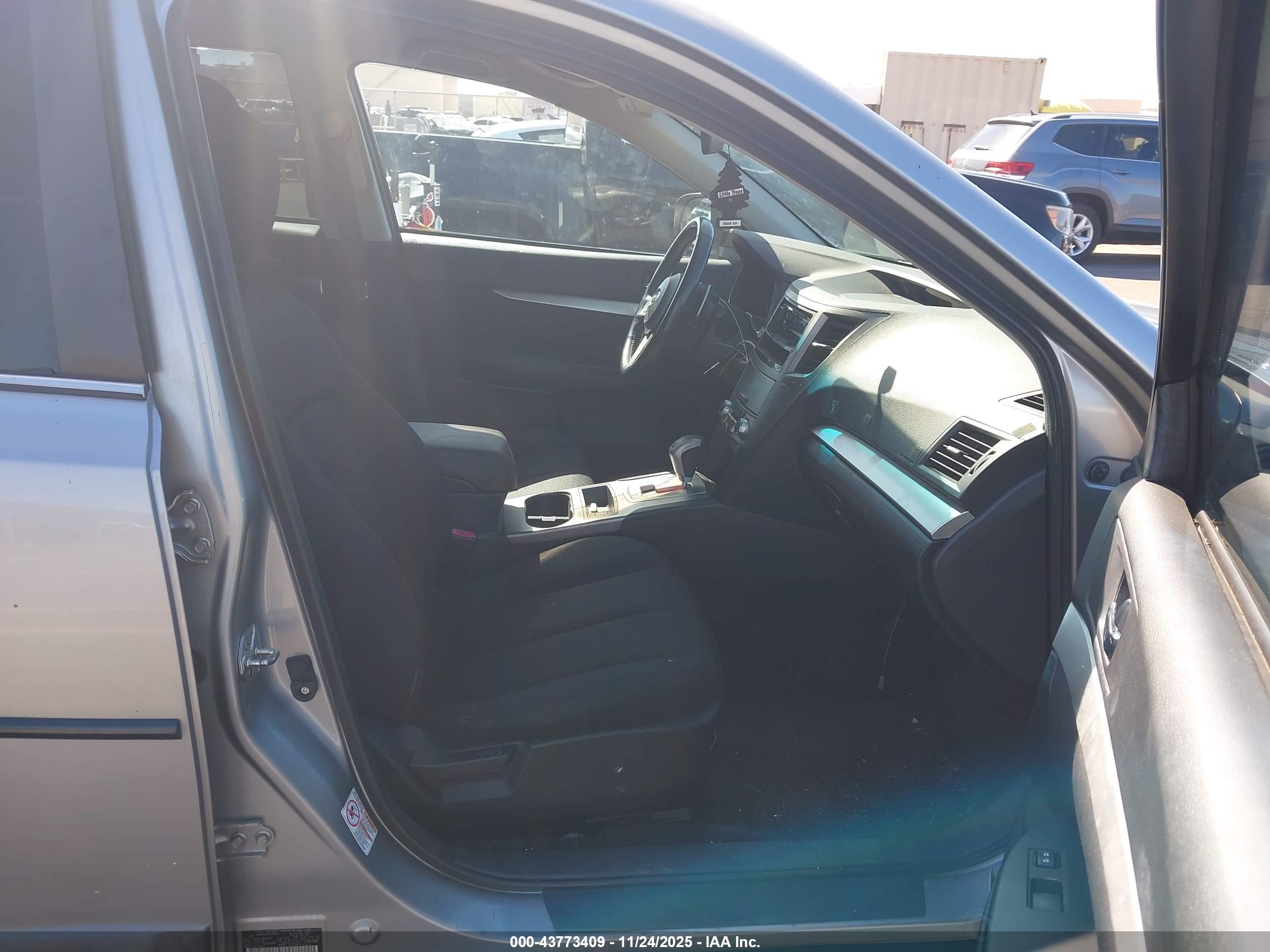 SUBARU OUTBACK image 5