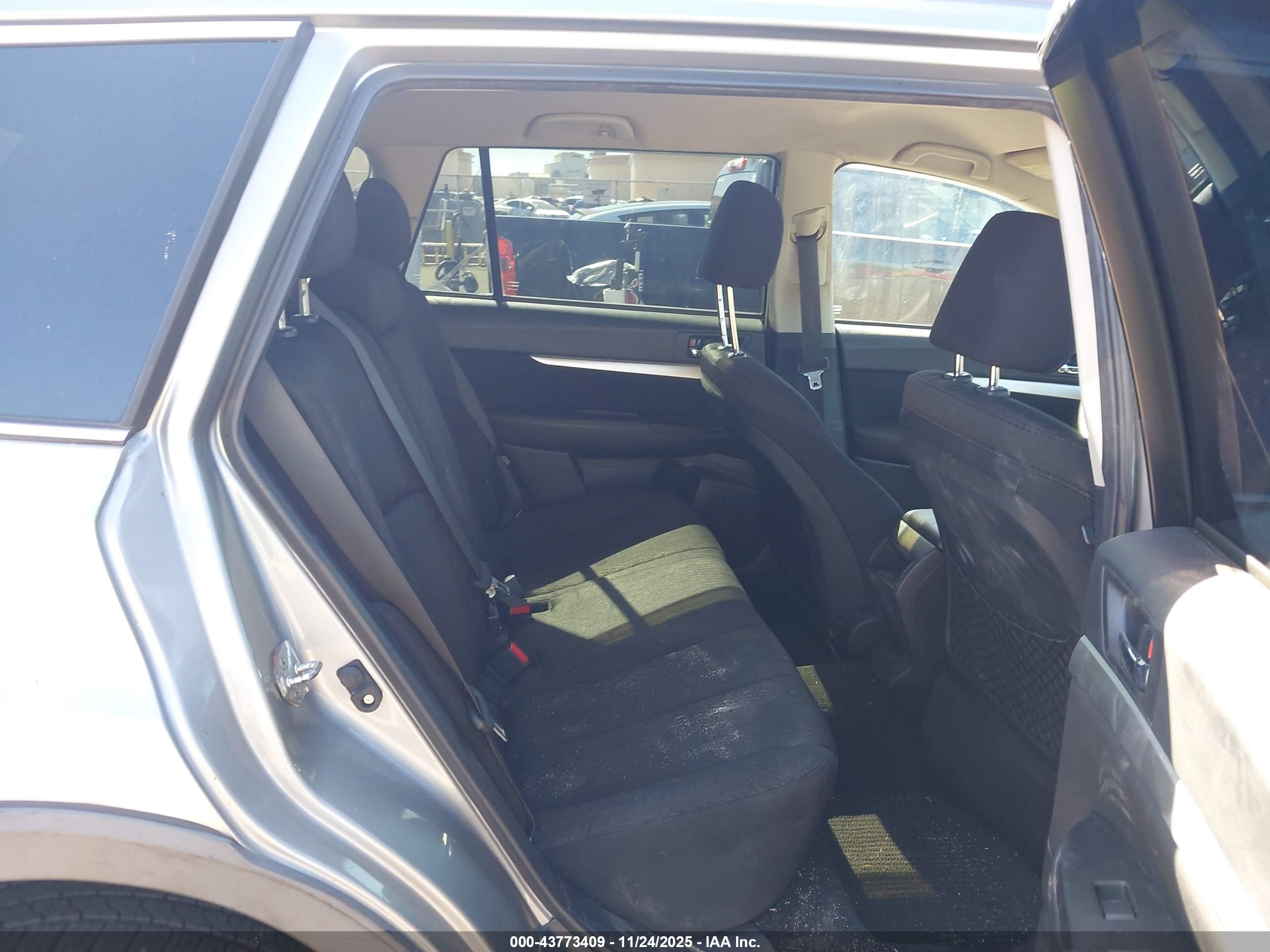 SUBARU OUTBACK image 8