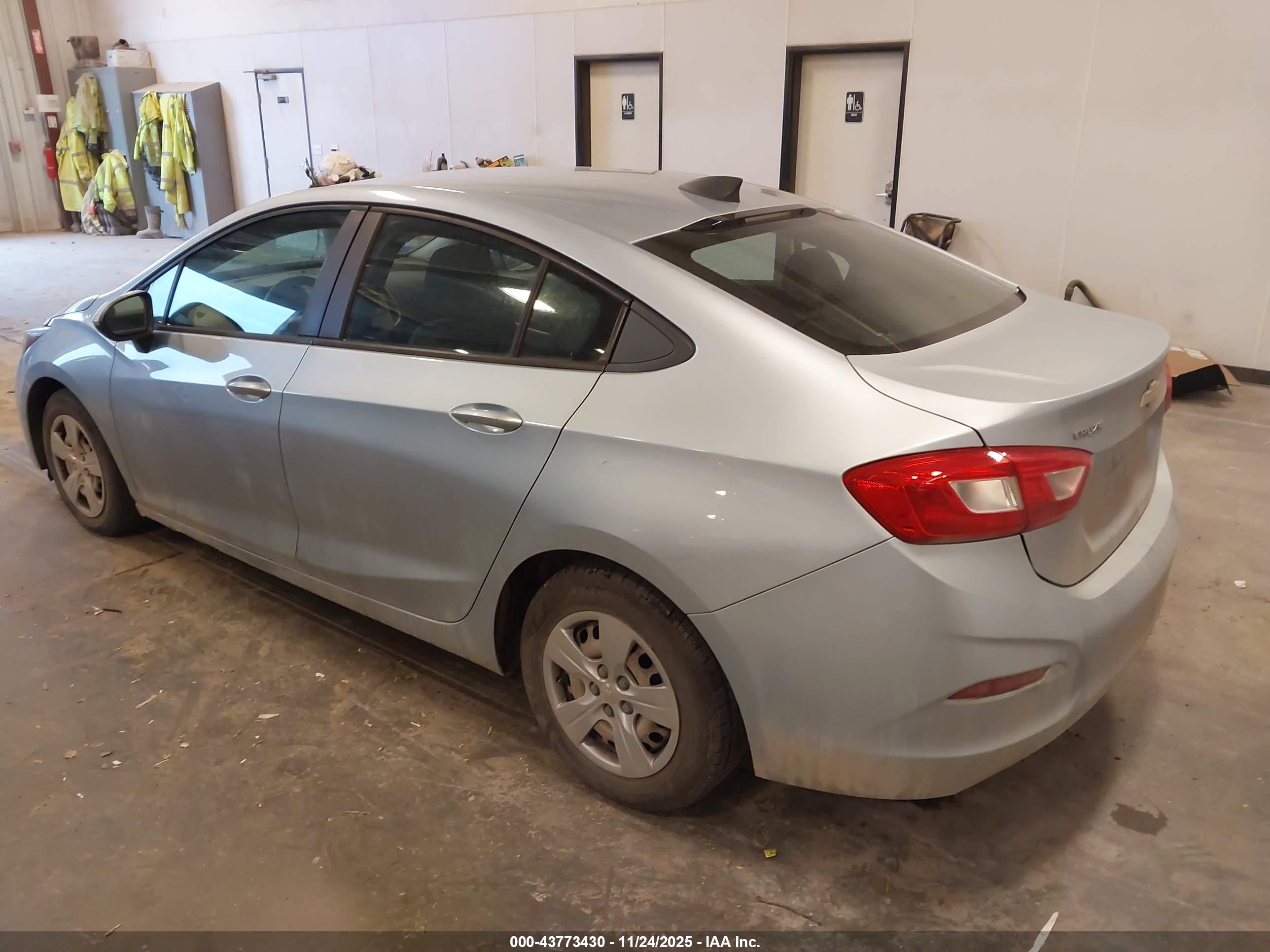 CHEVROLET CRUZE image 3
