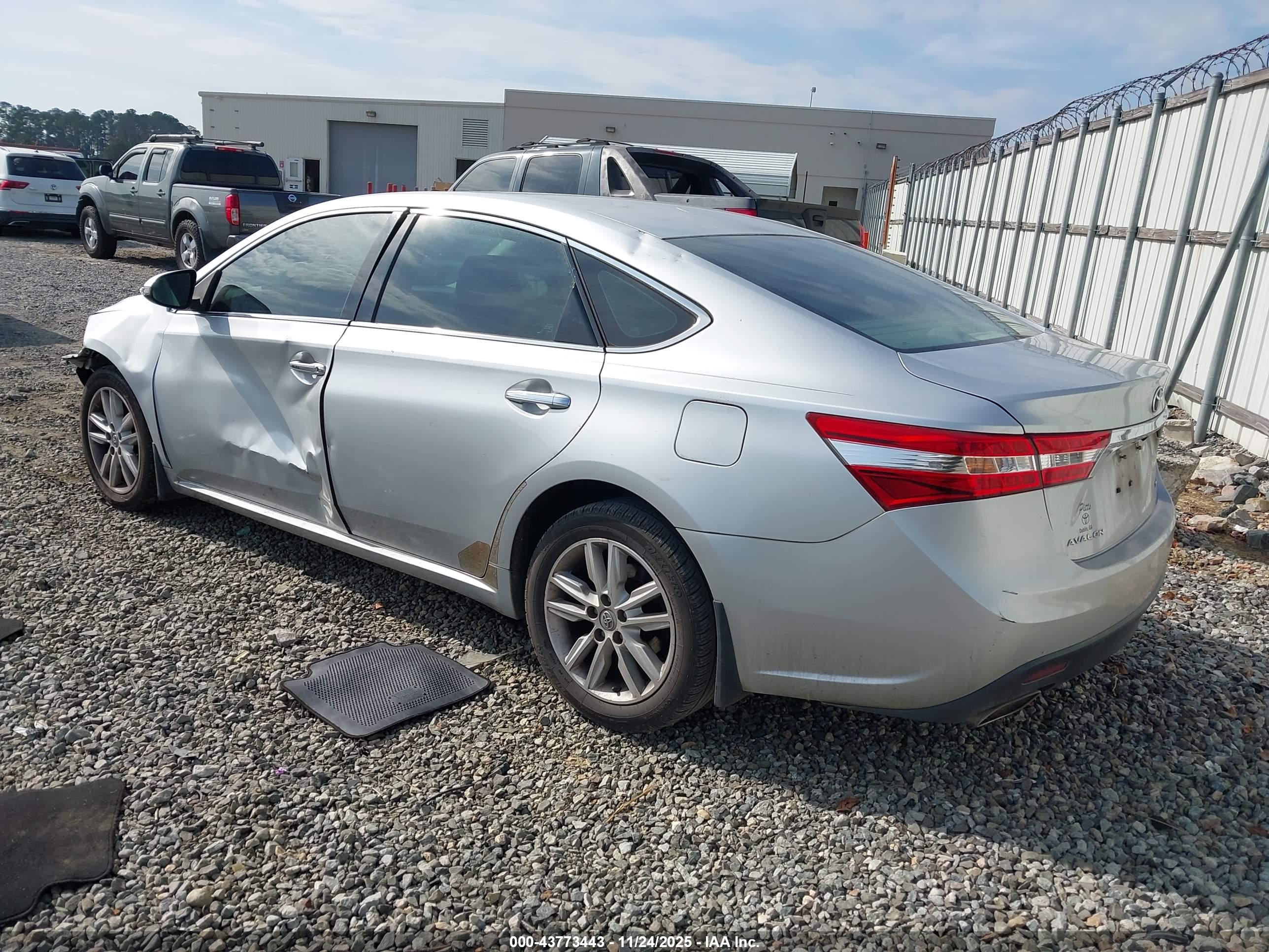 TOYOTA AVALON image 3
