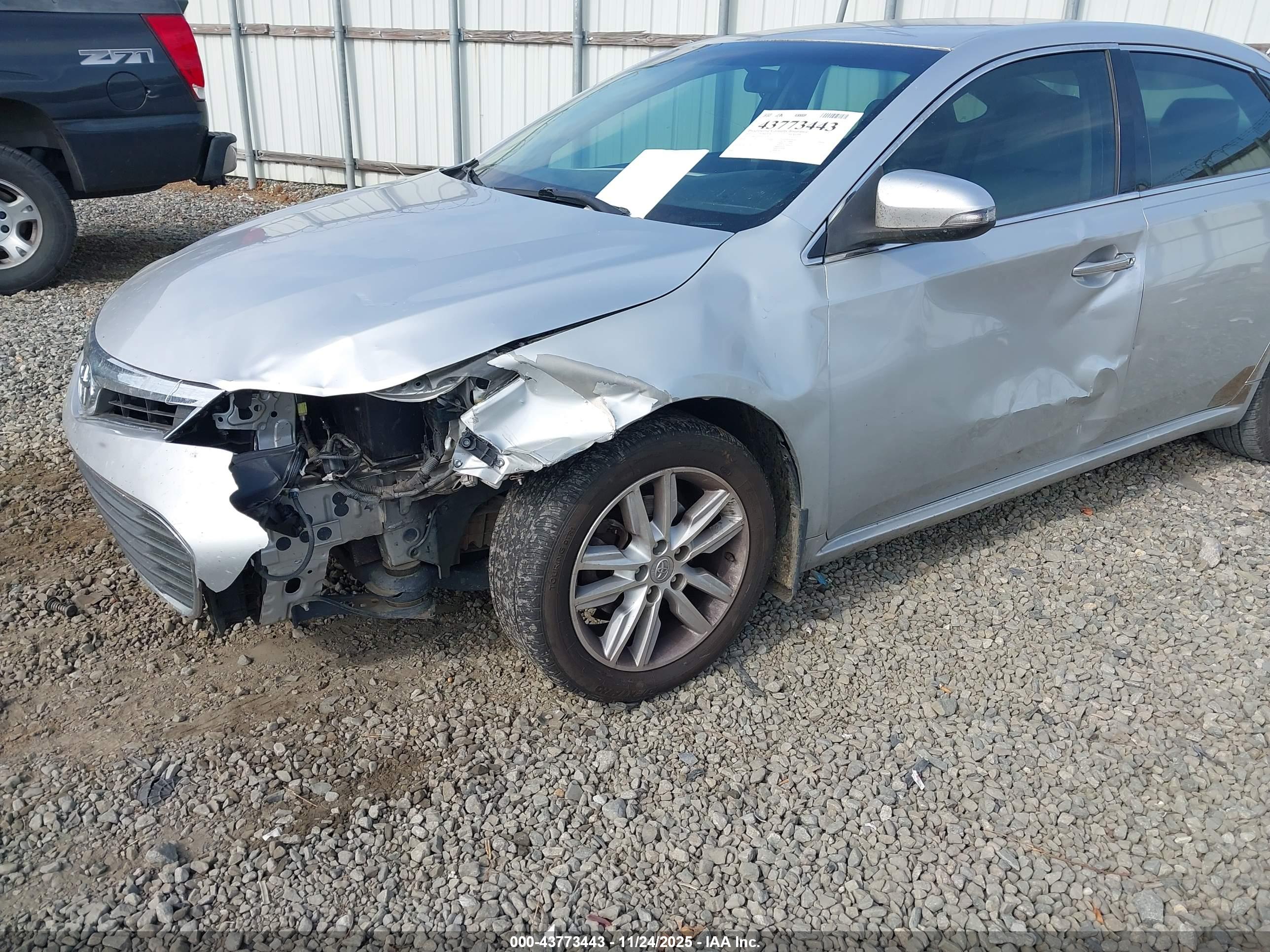 TOYOTA AVALON image 6