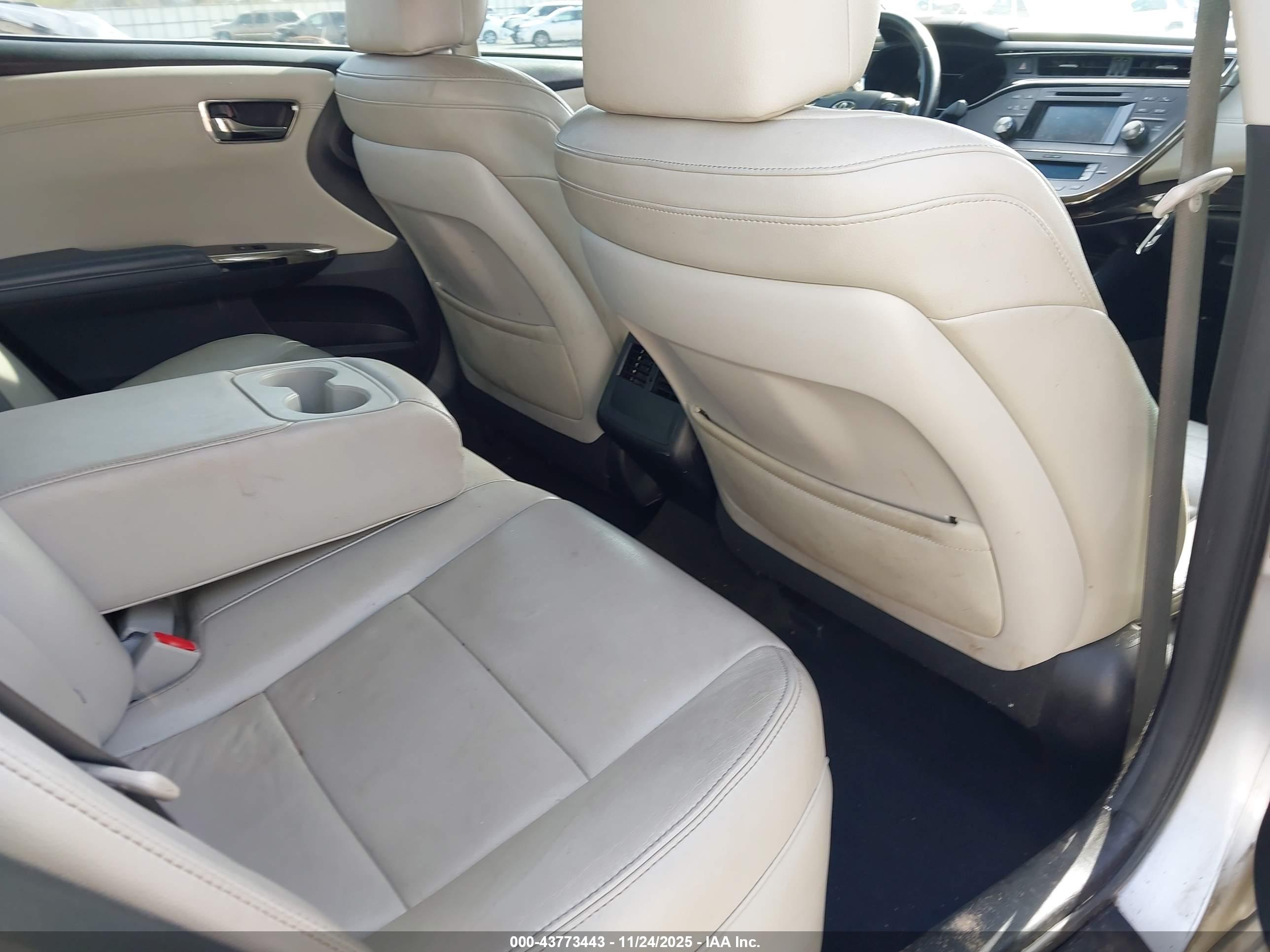 TOYOTA AVALON image 8