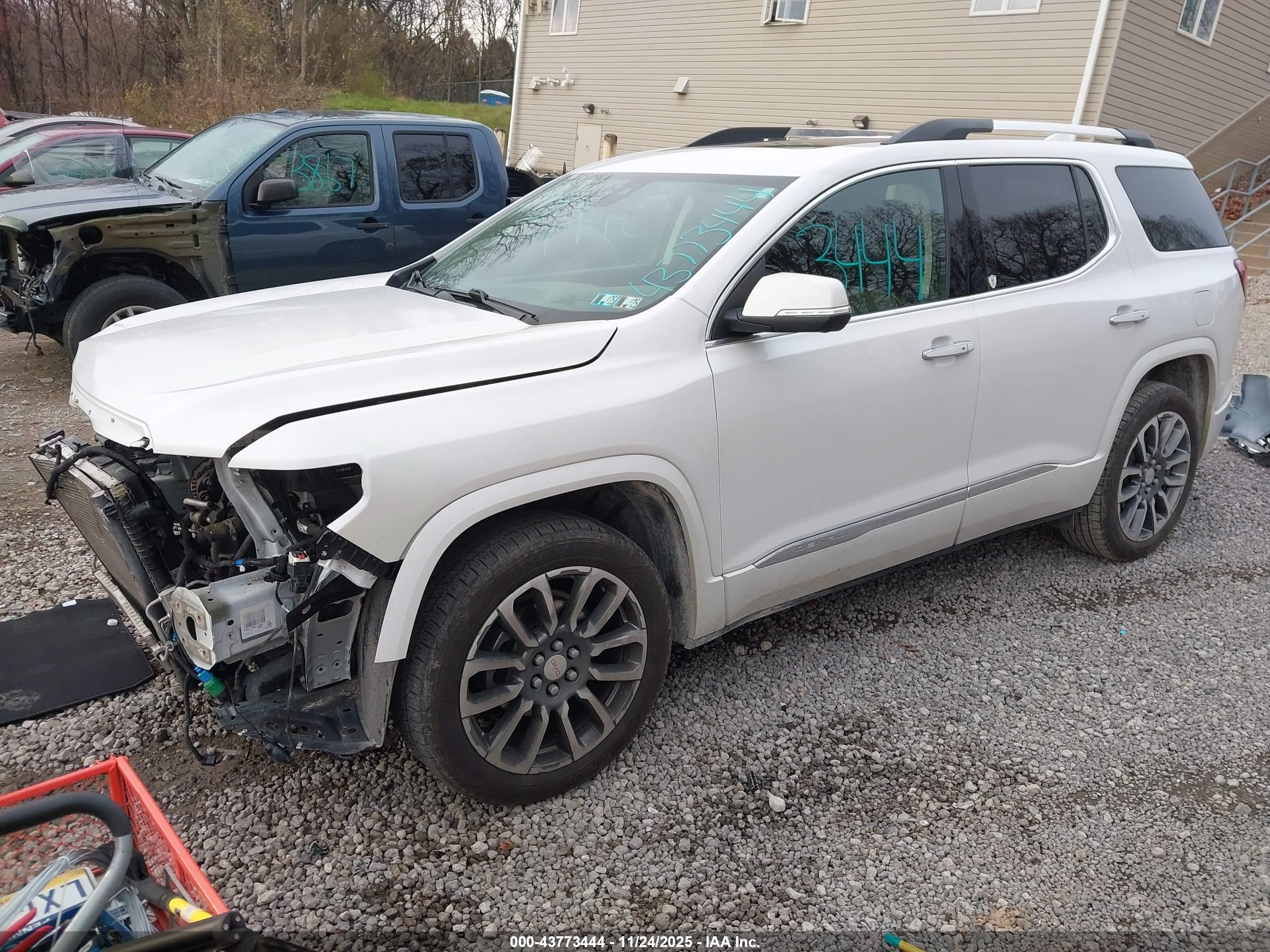 GMC ACADIA image 2