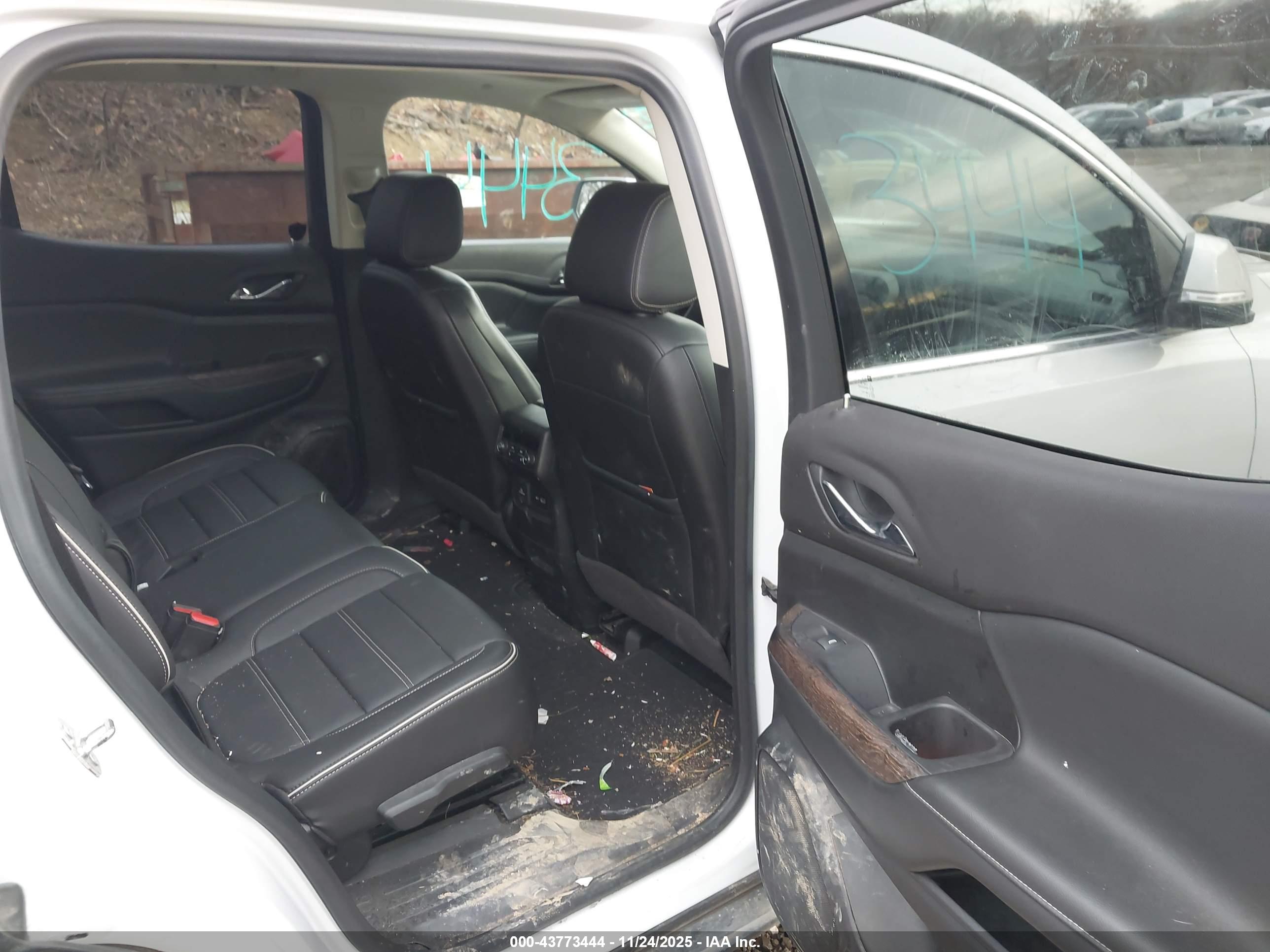 GMC ACADIA image 8