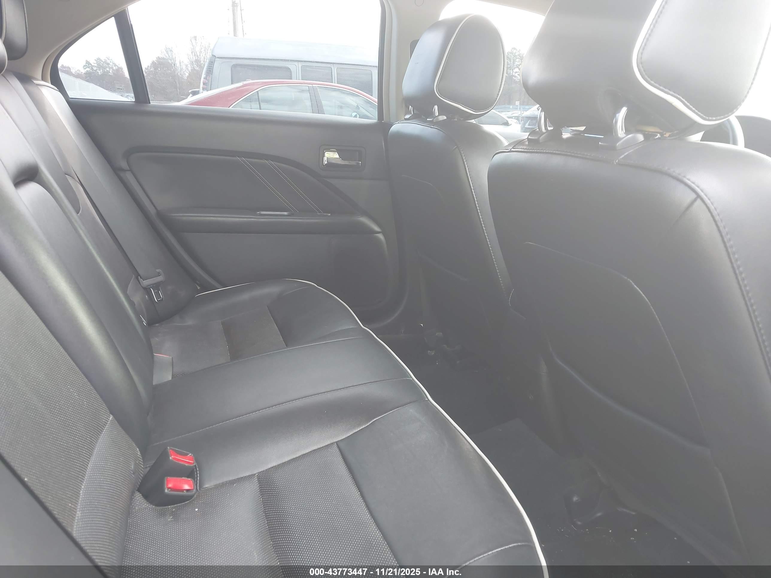 FORD FUSION image 8