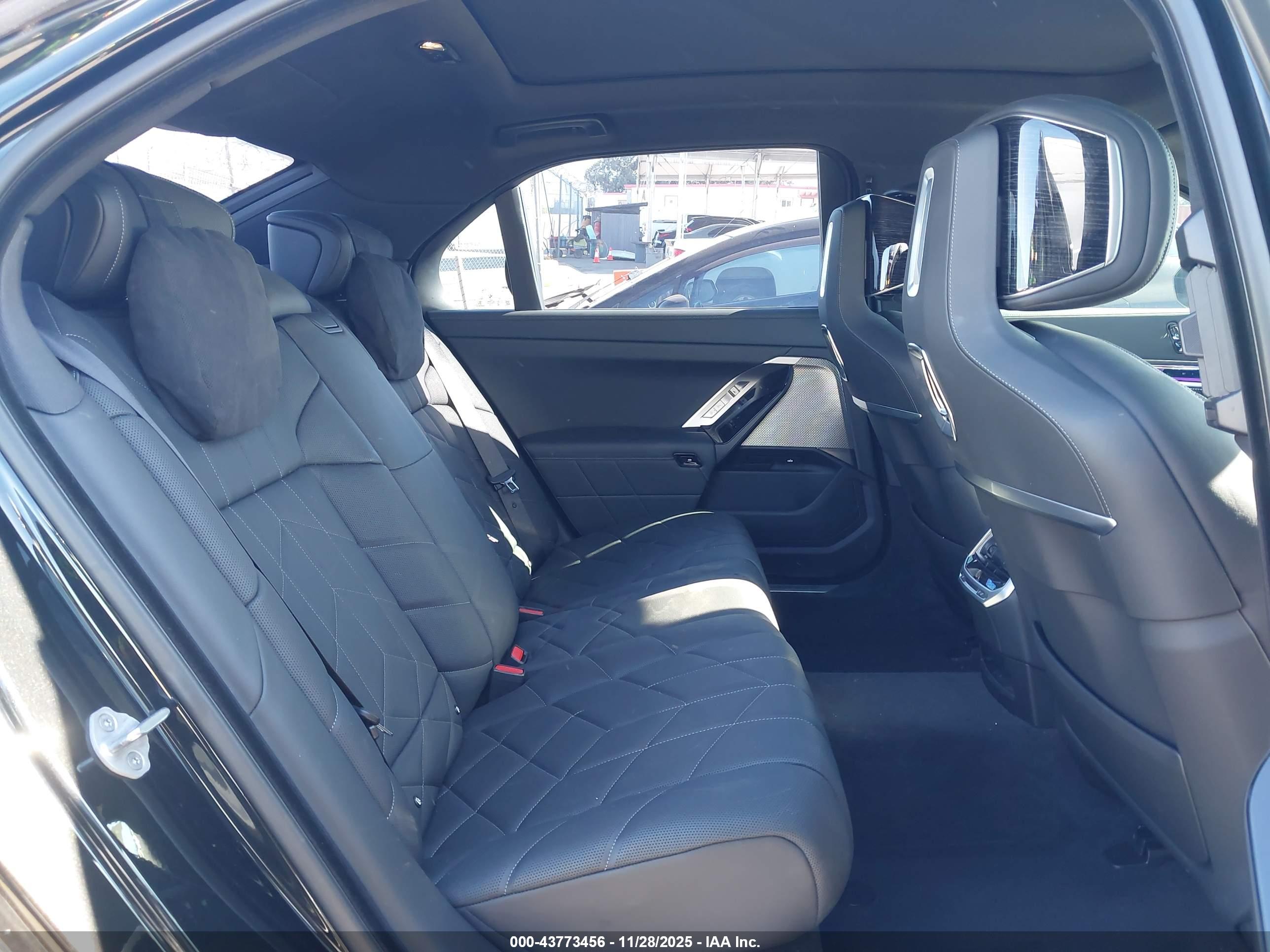 BMW I7 image 8