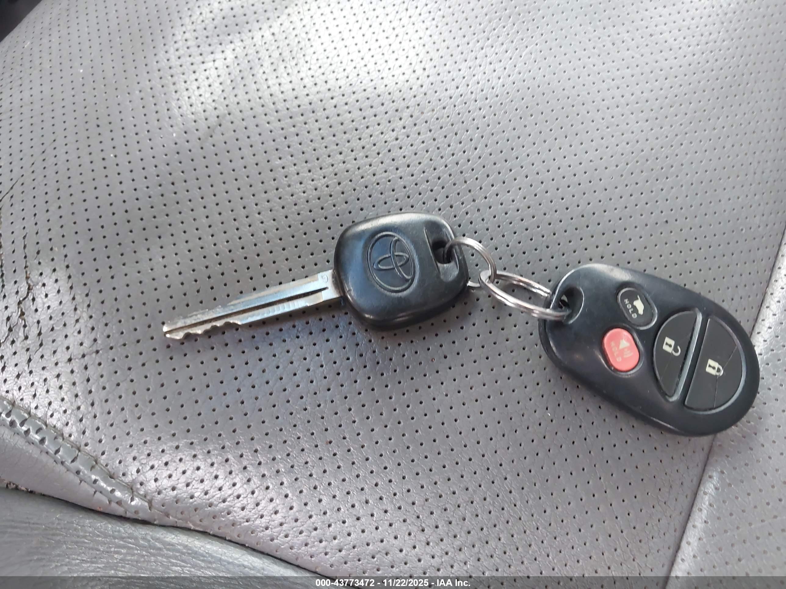 TOYOTA SEQUOIA image 11