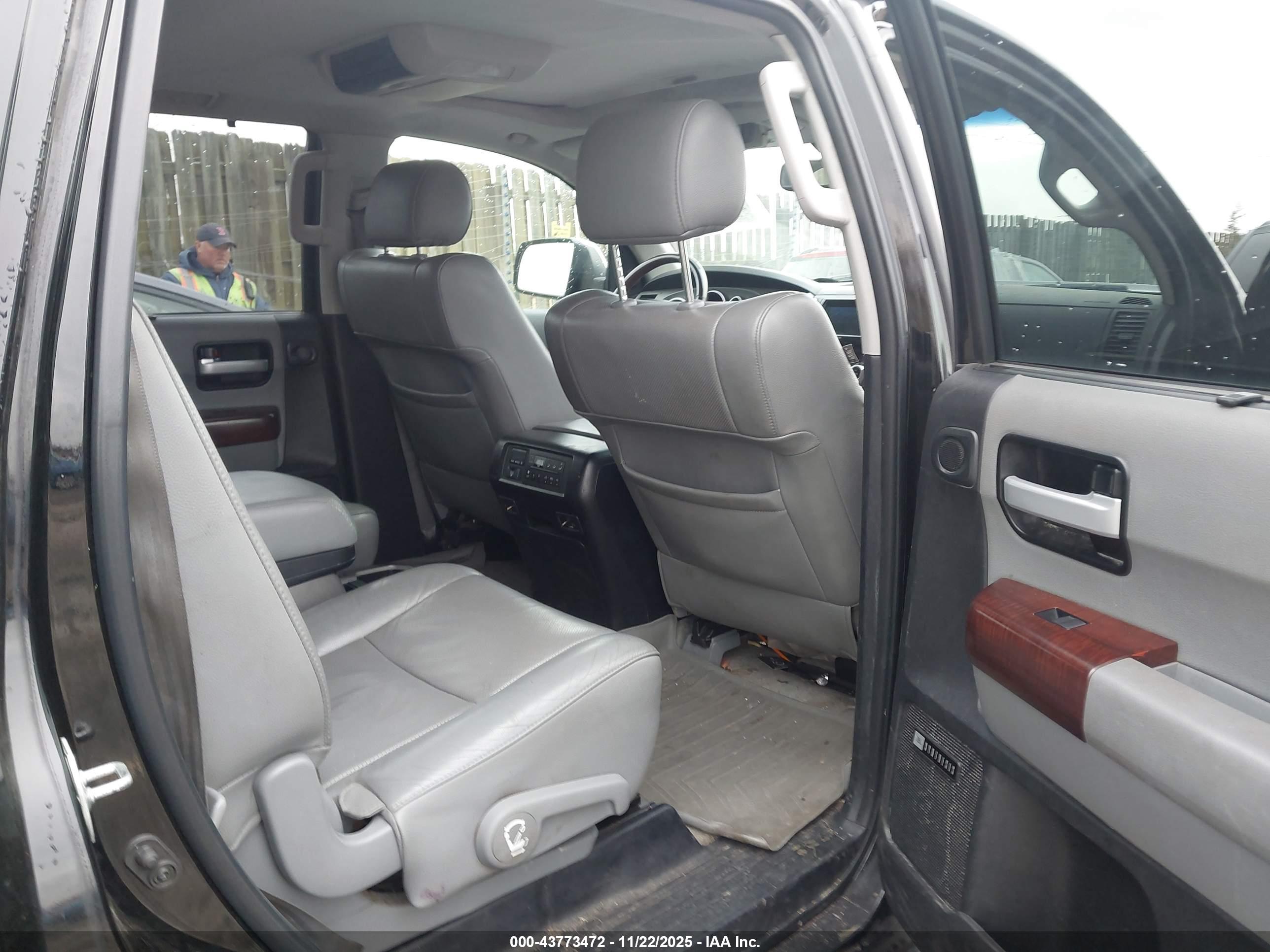 TOYOTA SEQUOIA image 8