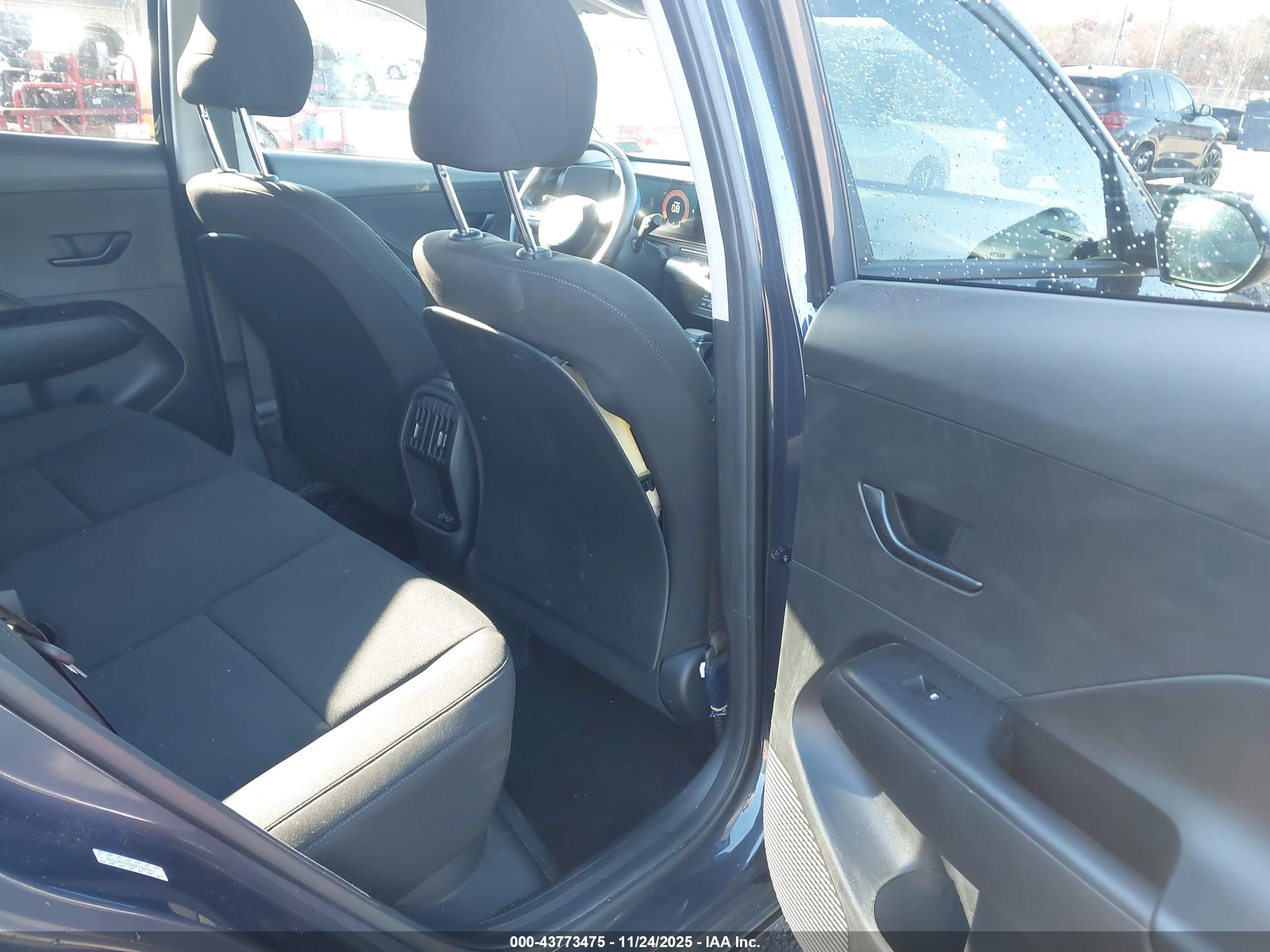 HYUNDAI KONA image 8