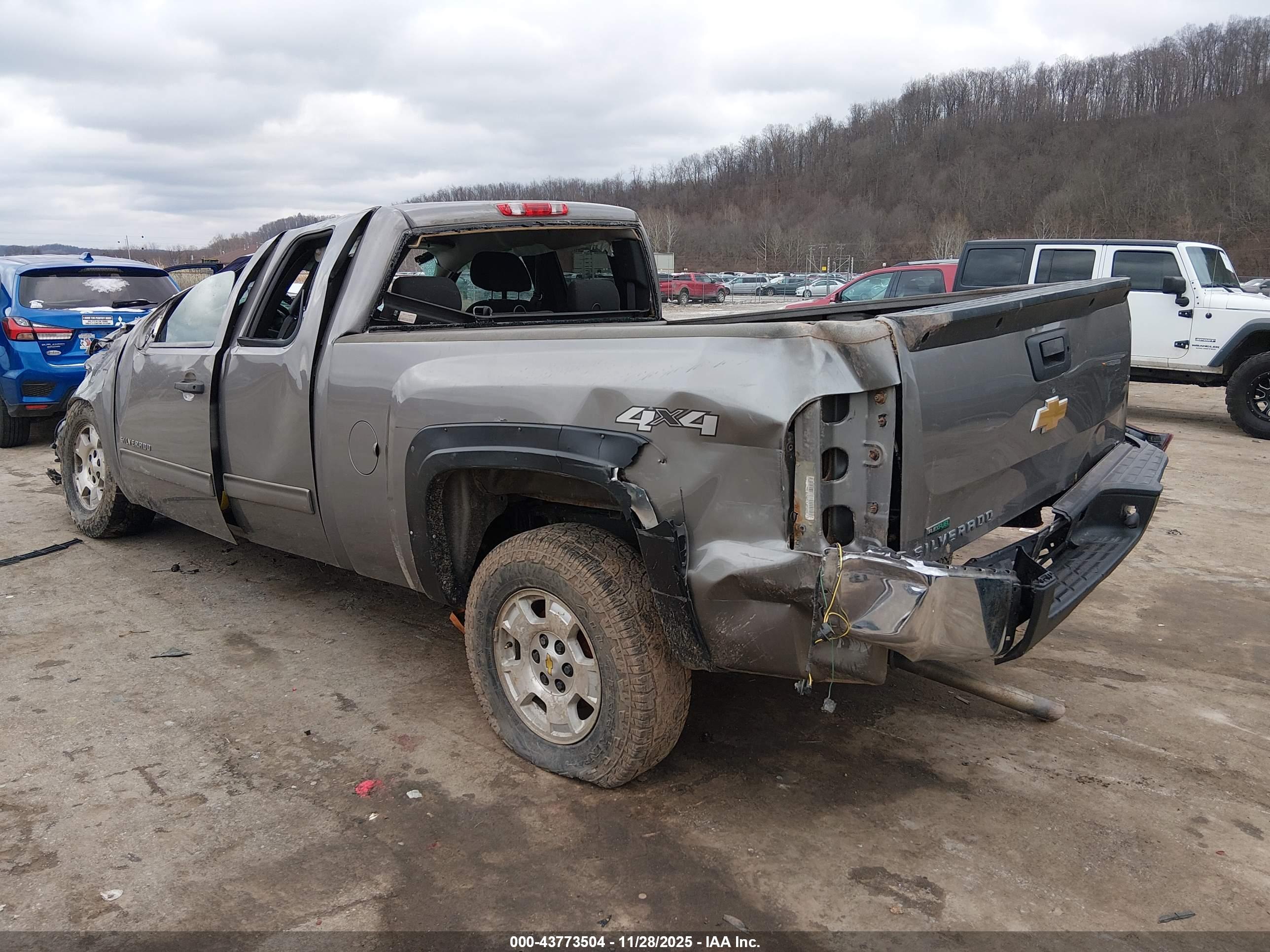 CHEVROLET SILVERADO image 3