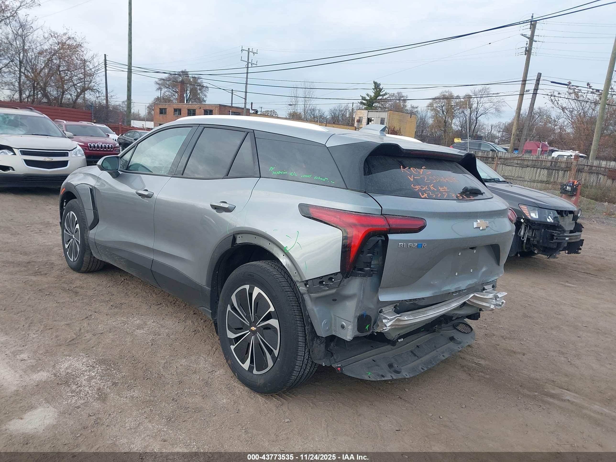 CHEVROLET BLAZER image 3