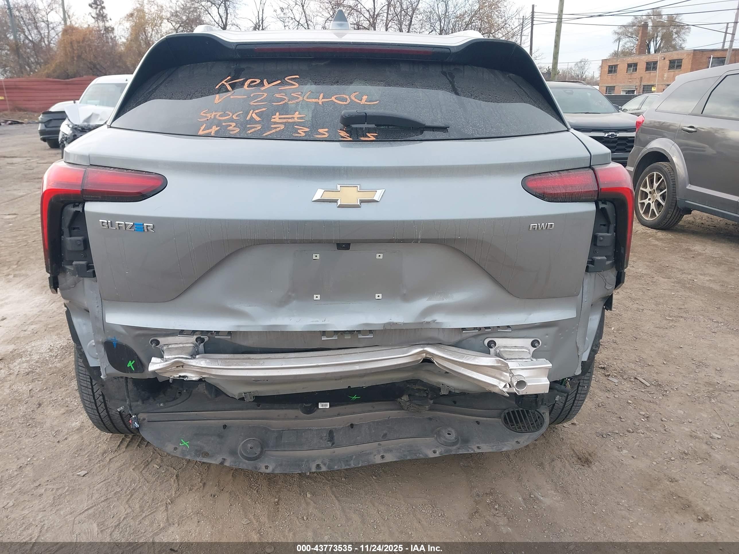 CHEVROLET BLAZER image 6