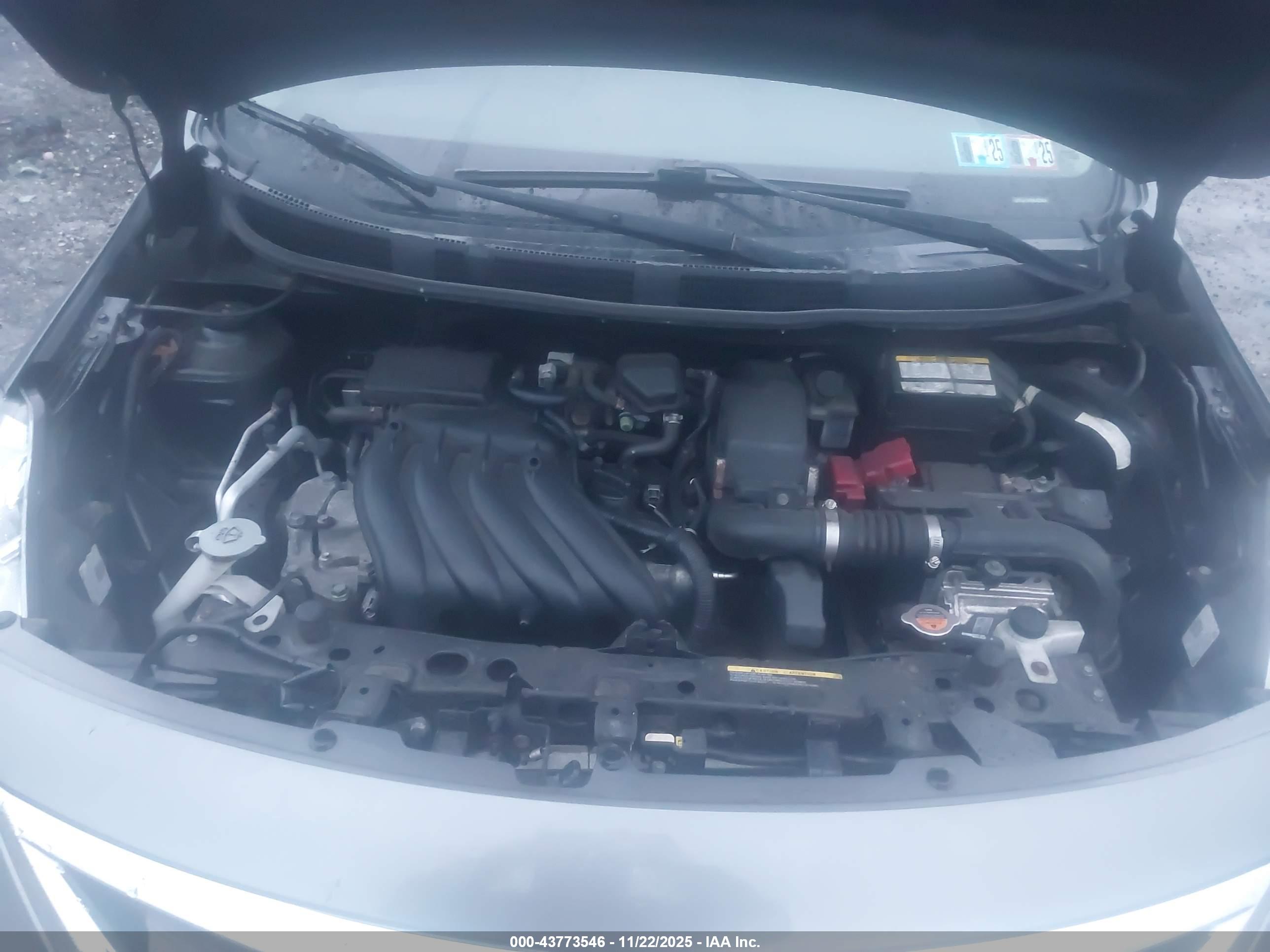 NISSAN VERSA image 10
