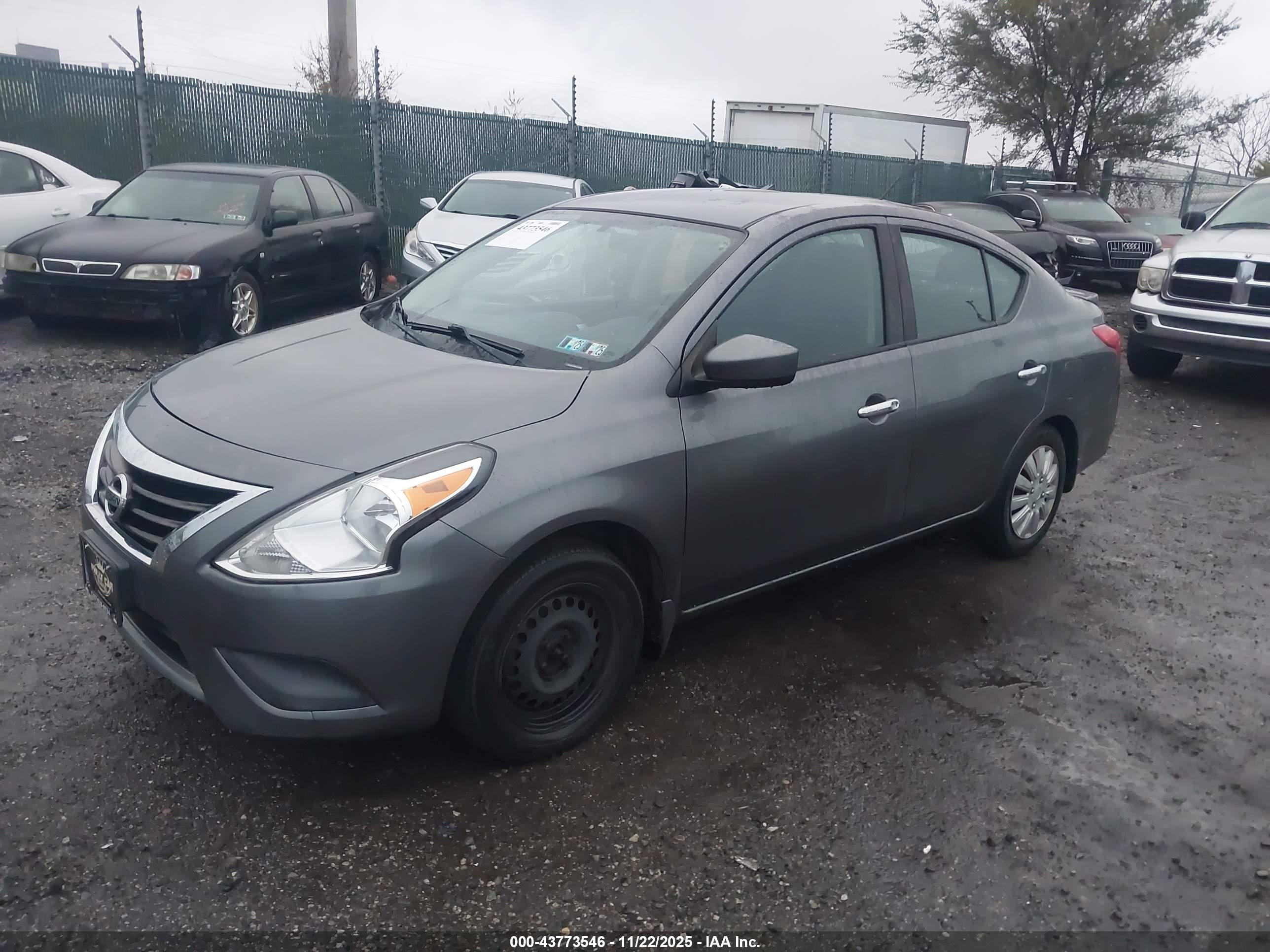 NISSAN VERSA image 2