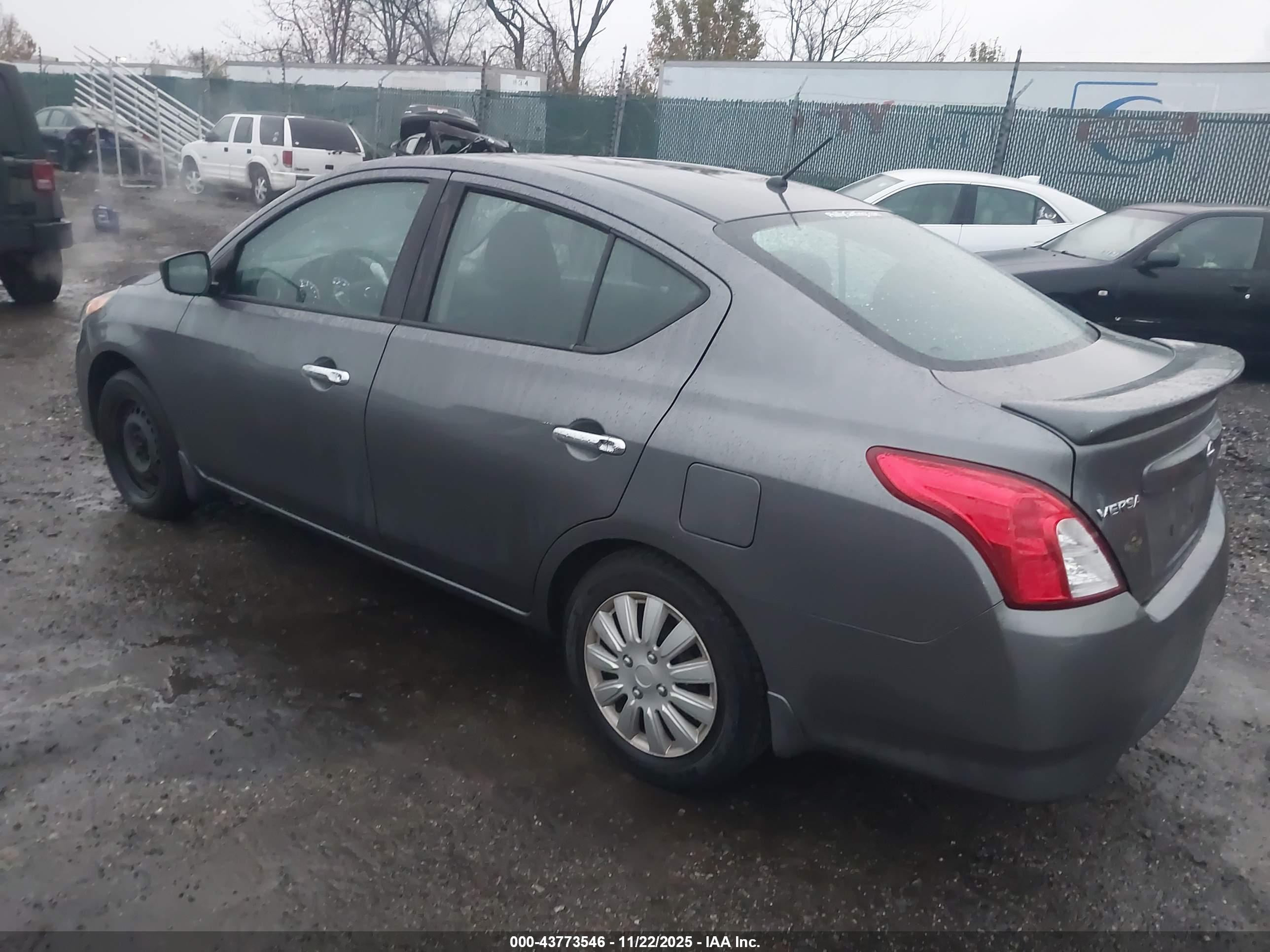NISSAN VERSA image 3