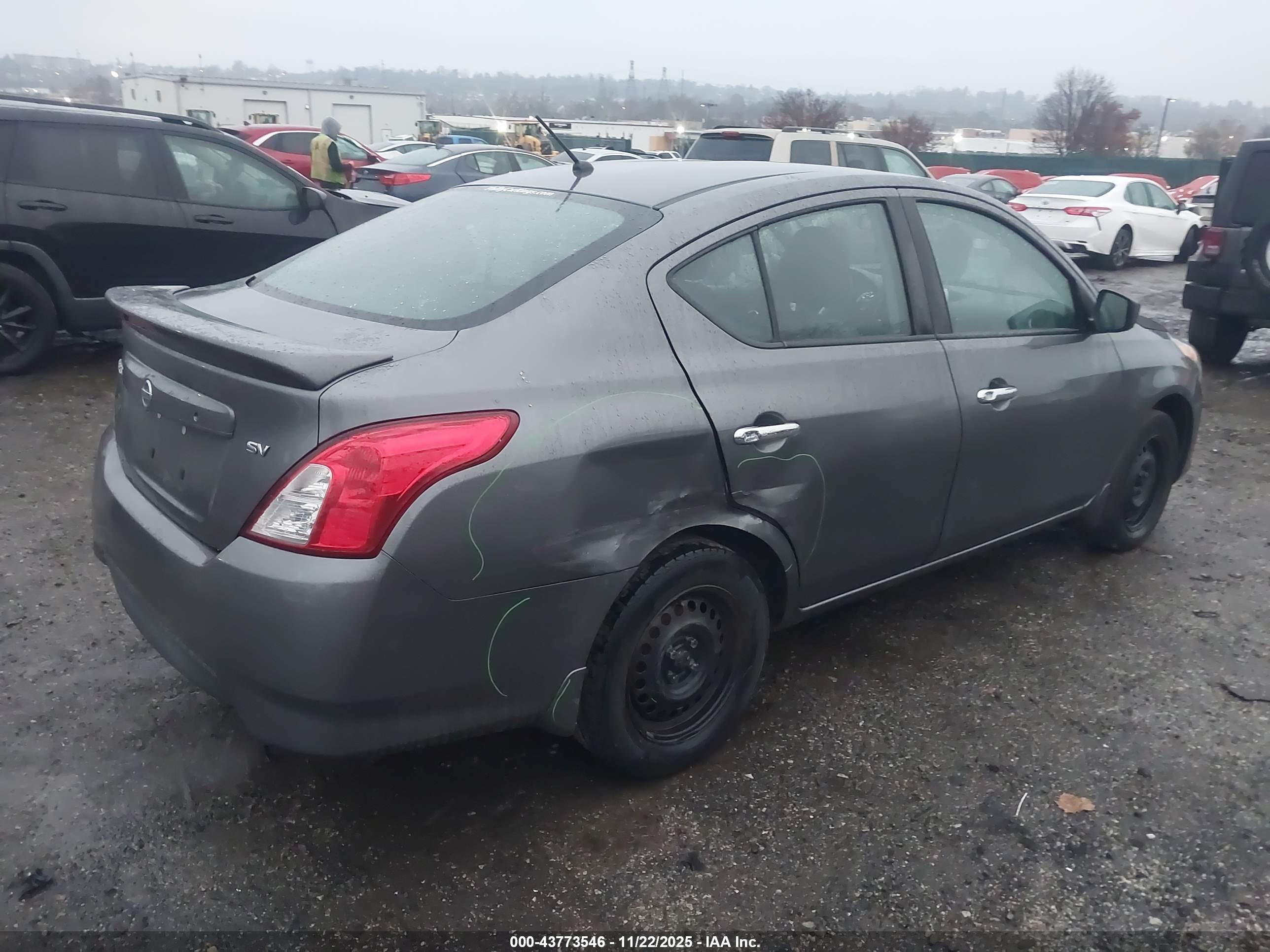 NISSAN VERSA image 4