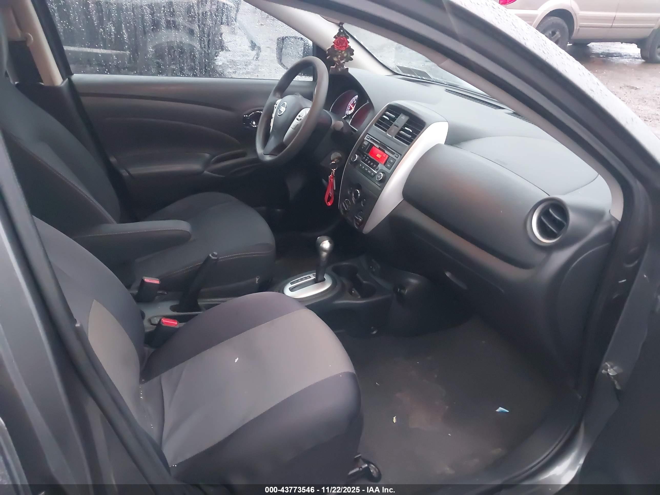NISSAN VERSA image 5