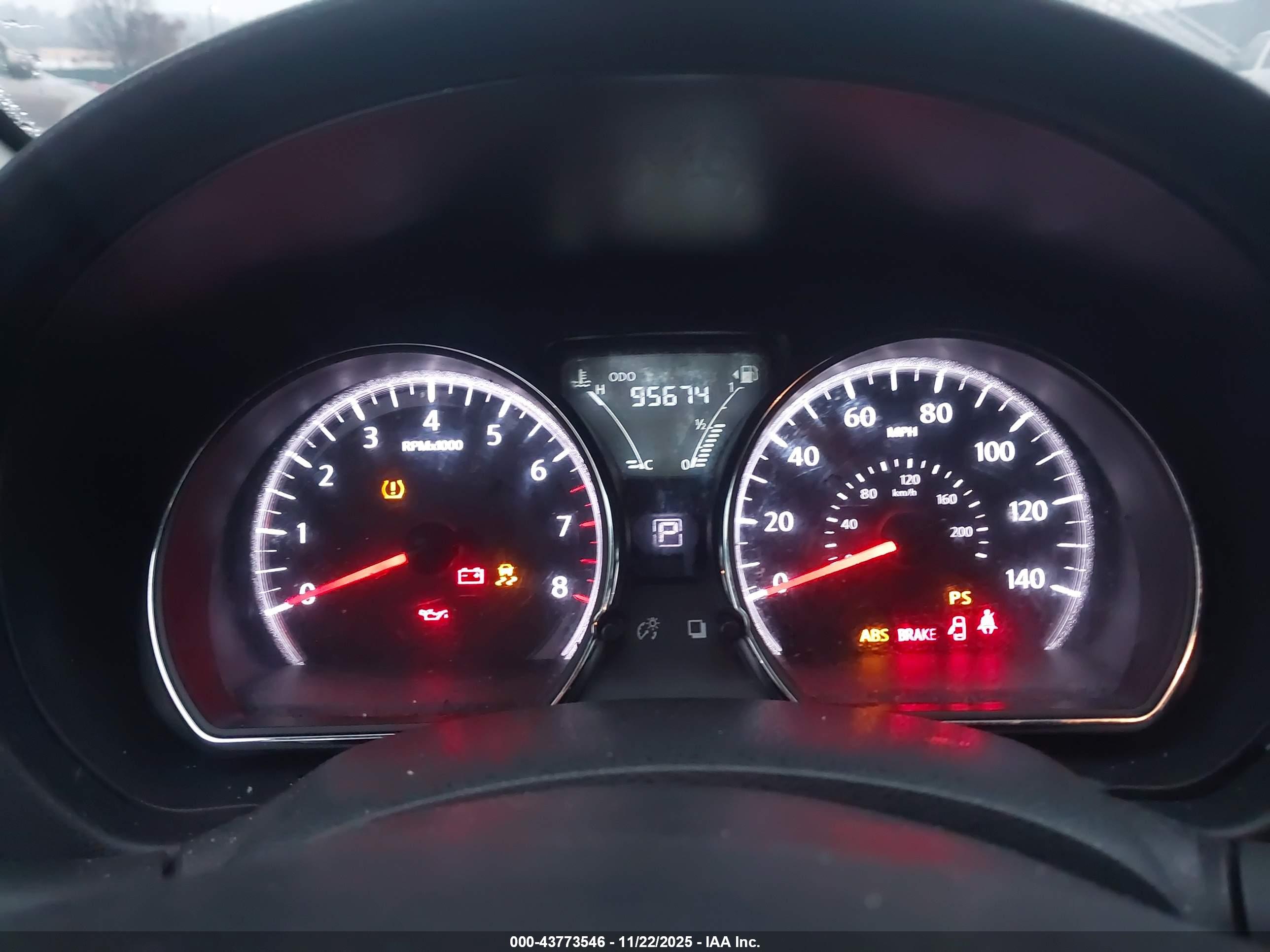 NISSAN VERSA image 7