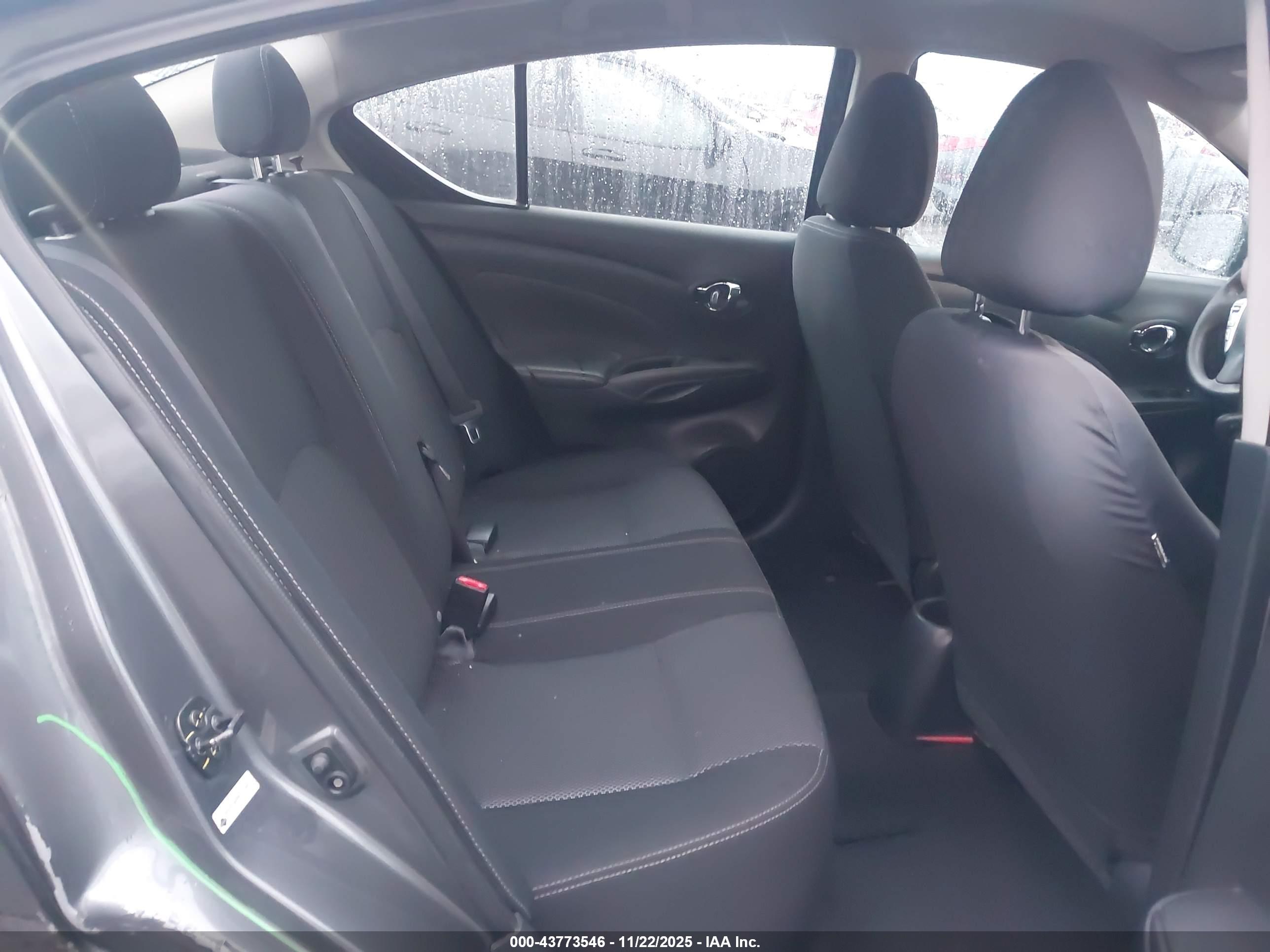 NISSAN VERSA image 8