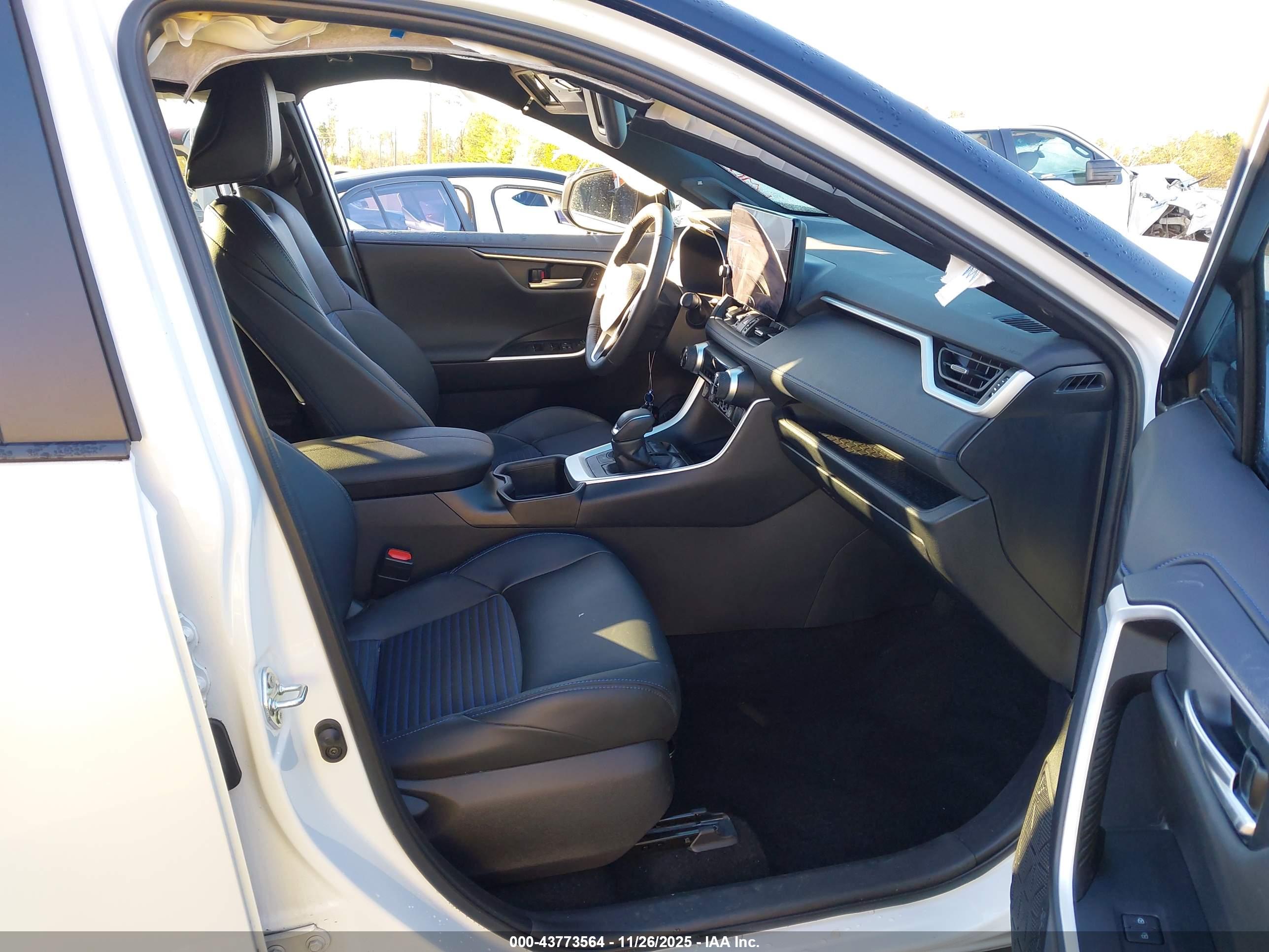 TOYOTA RAV4 image 5
