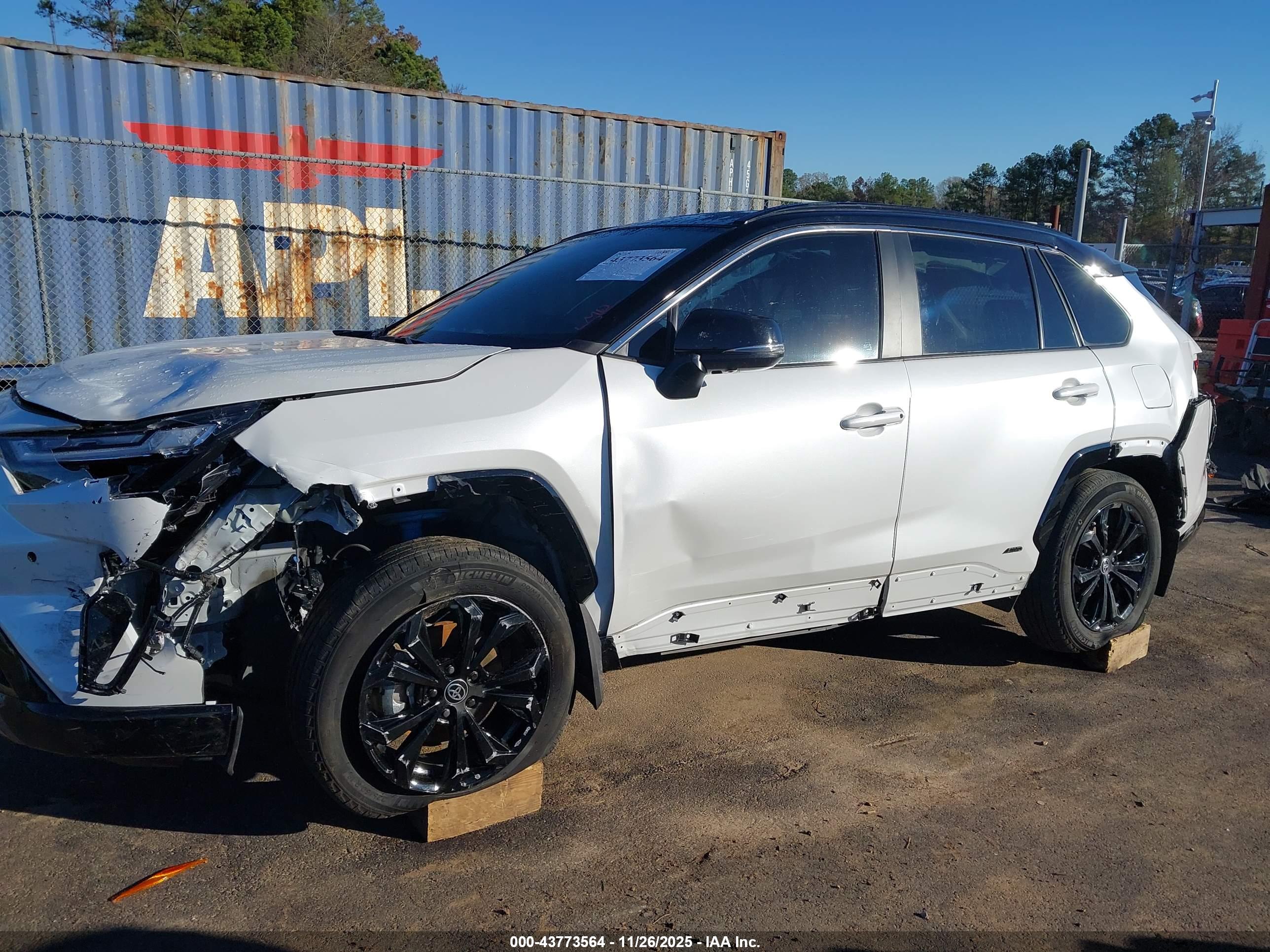 TOYOTA RAV4 image 6