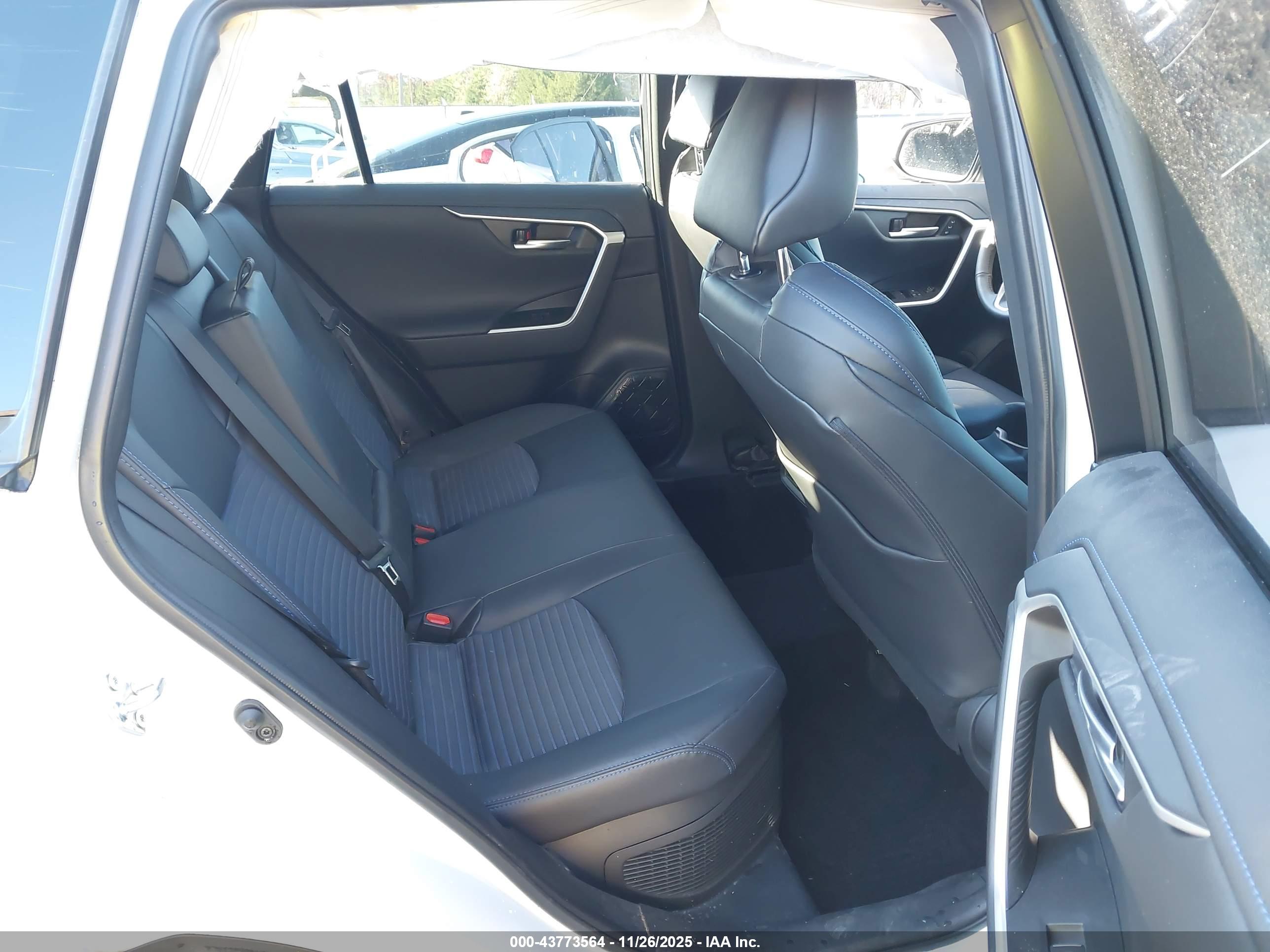 TOYOTA RAV4 image 8