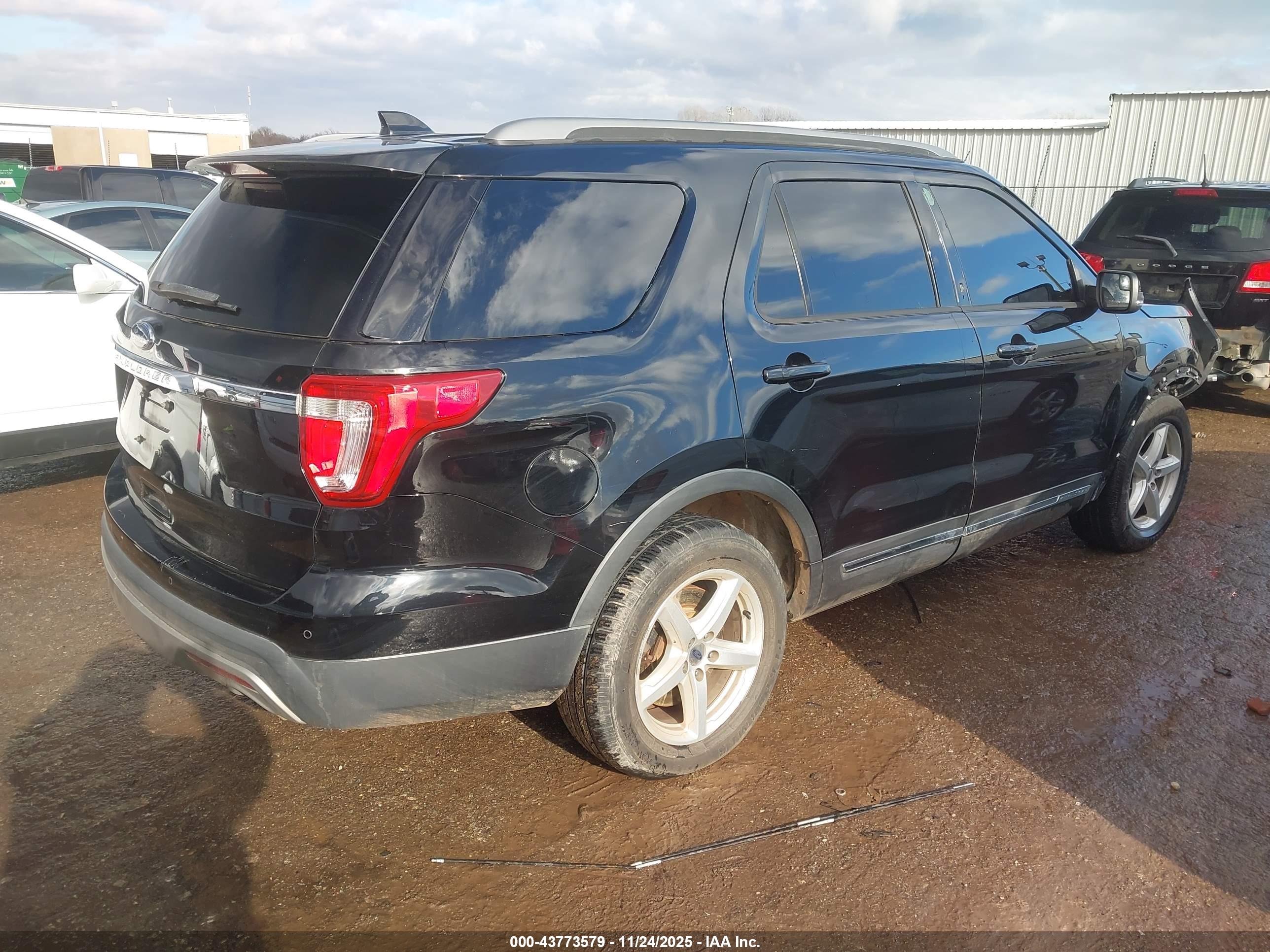 FORD EXPLORER image 4