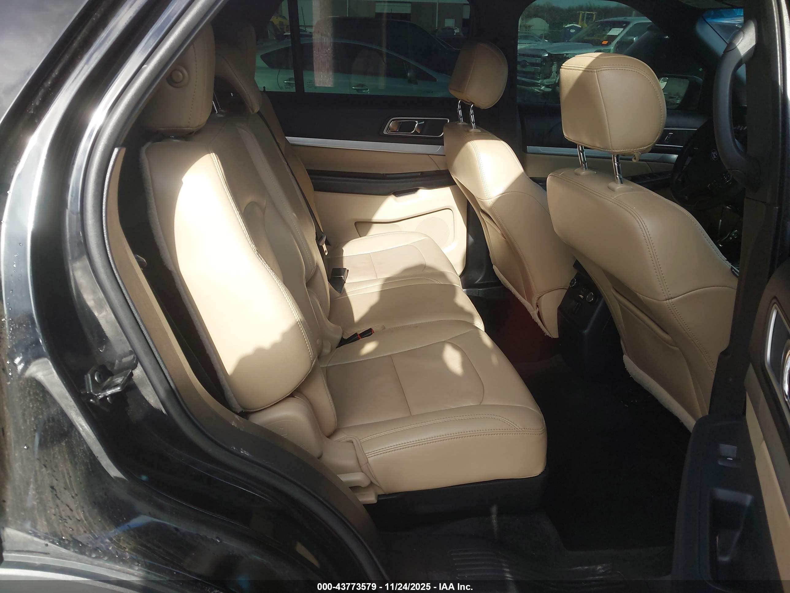 FORD EXPLORER image 8
