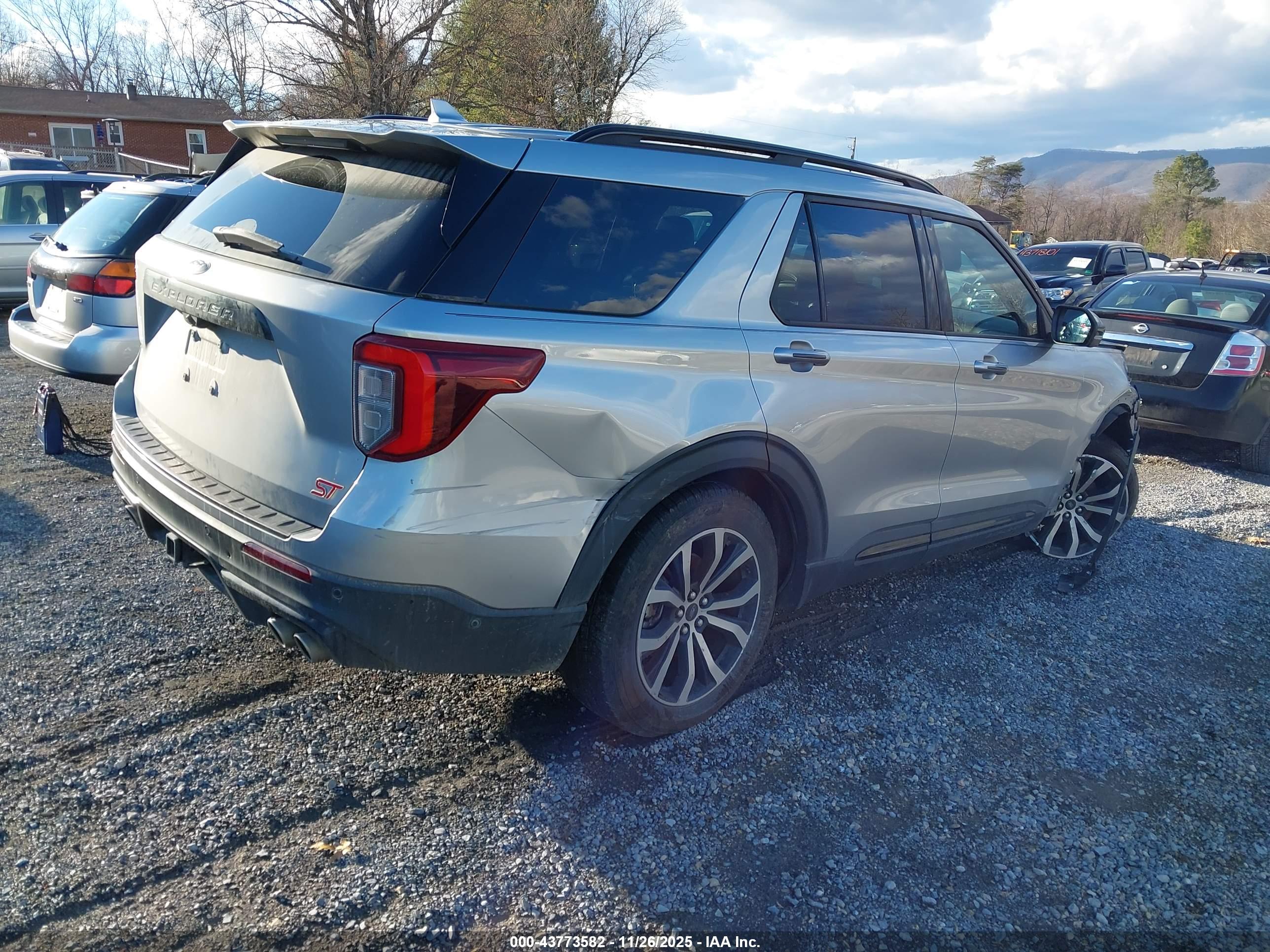 FORD EXPLORER image 4