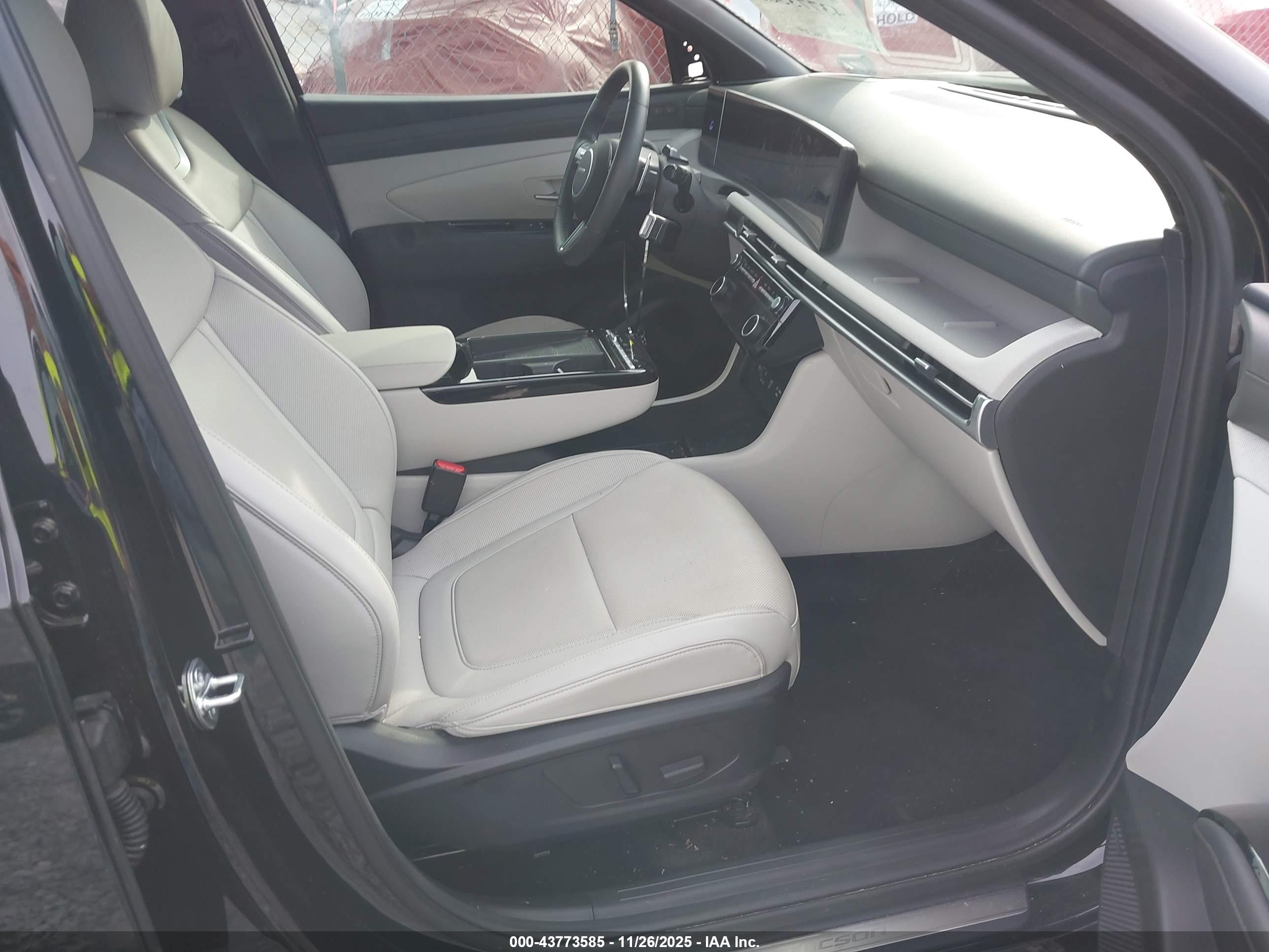 HYUNDAI TUCSON image 5