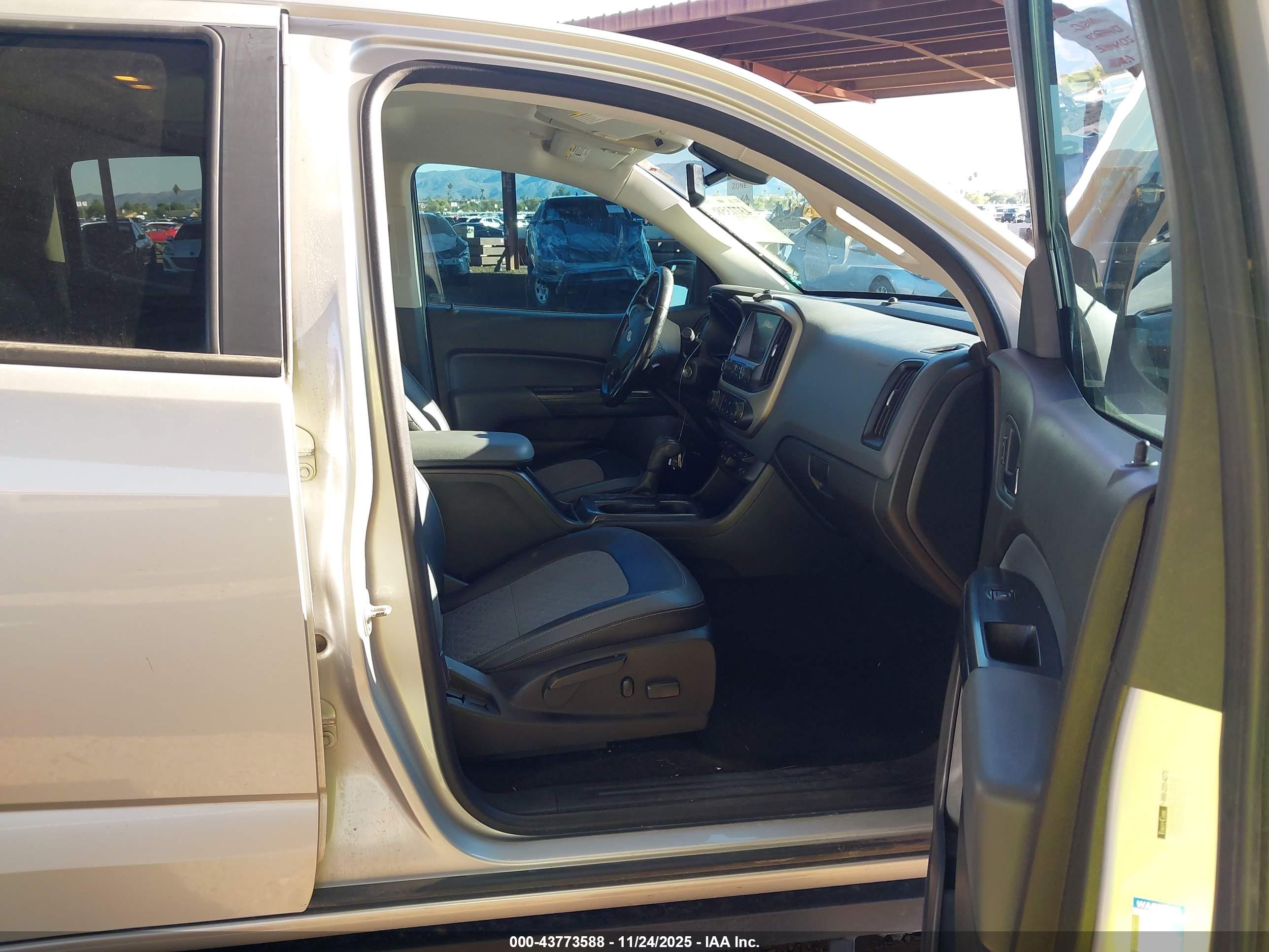 CHEVROLET COLORADO image 5